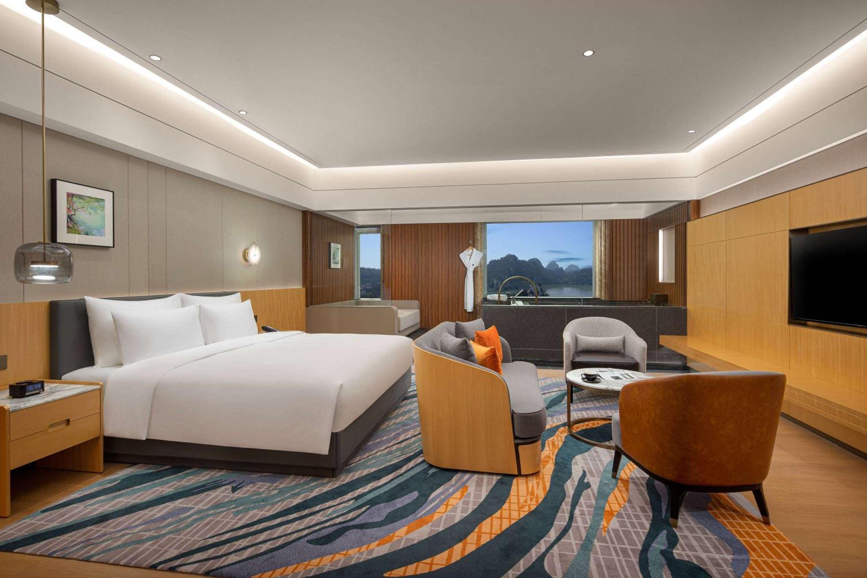 Deluxe Business Suite with Hot Pool