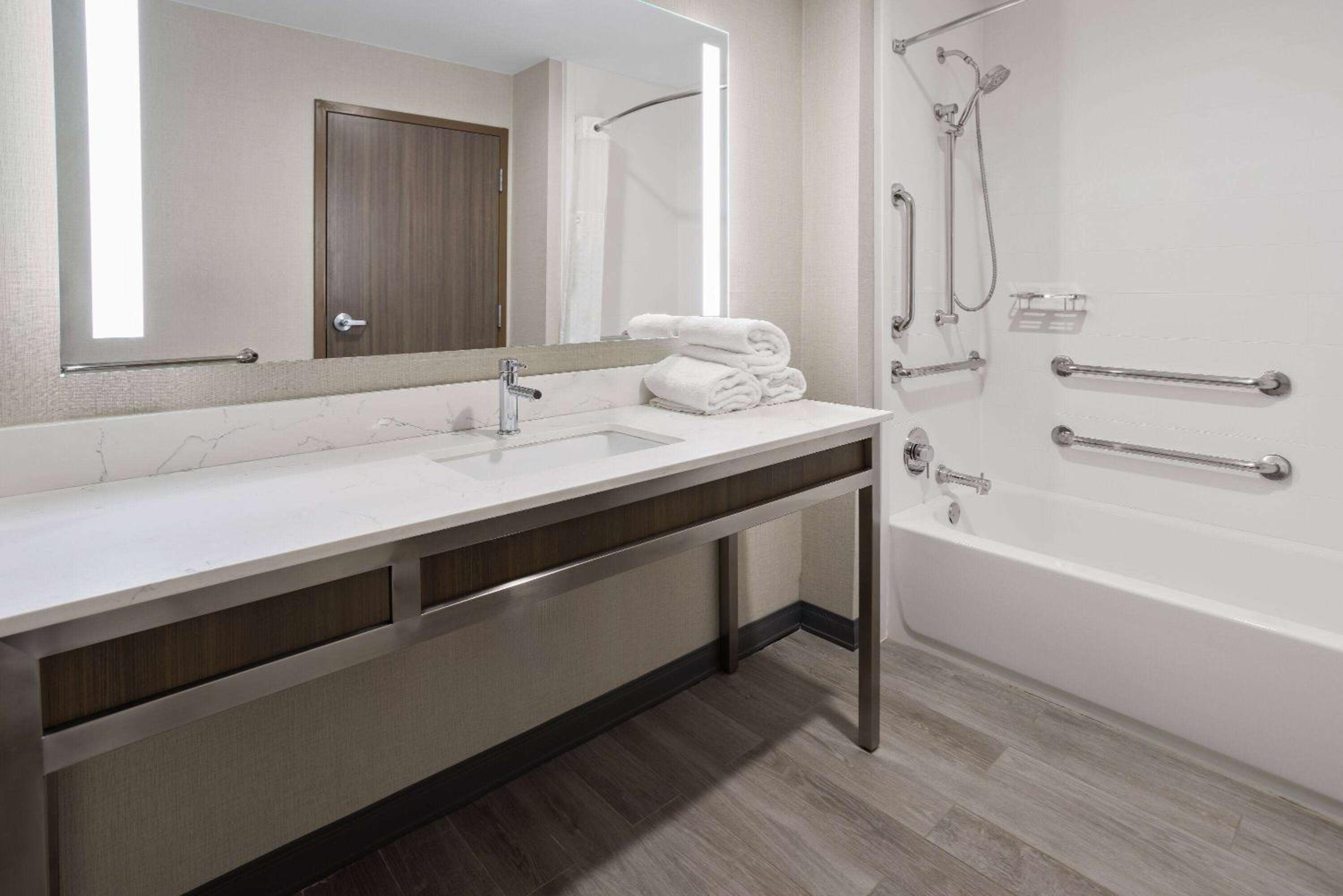 Queen Room with Two Queen Beds and Tub with Grab Bars - Mobility and Hearing Impaired Access/Non-Smoking - Photo 2
