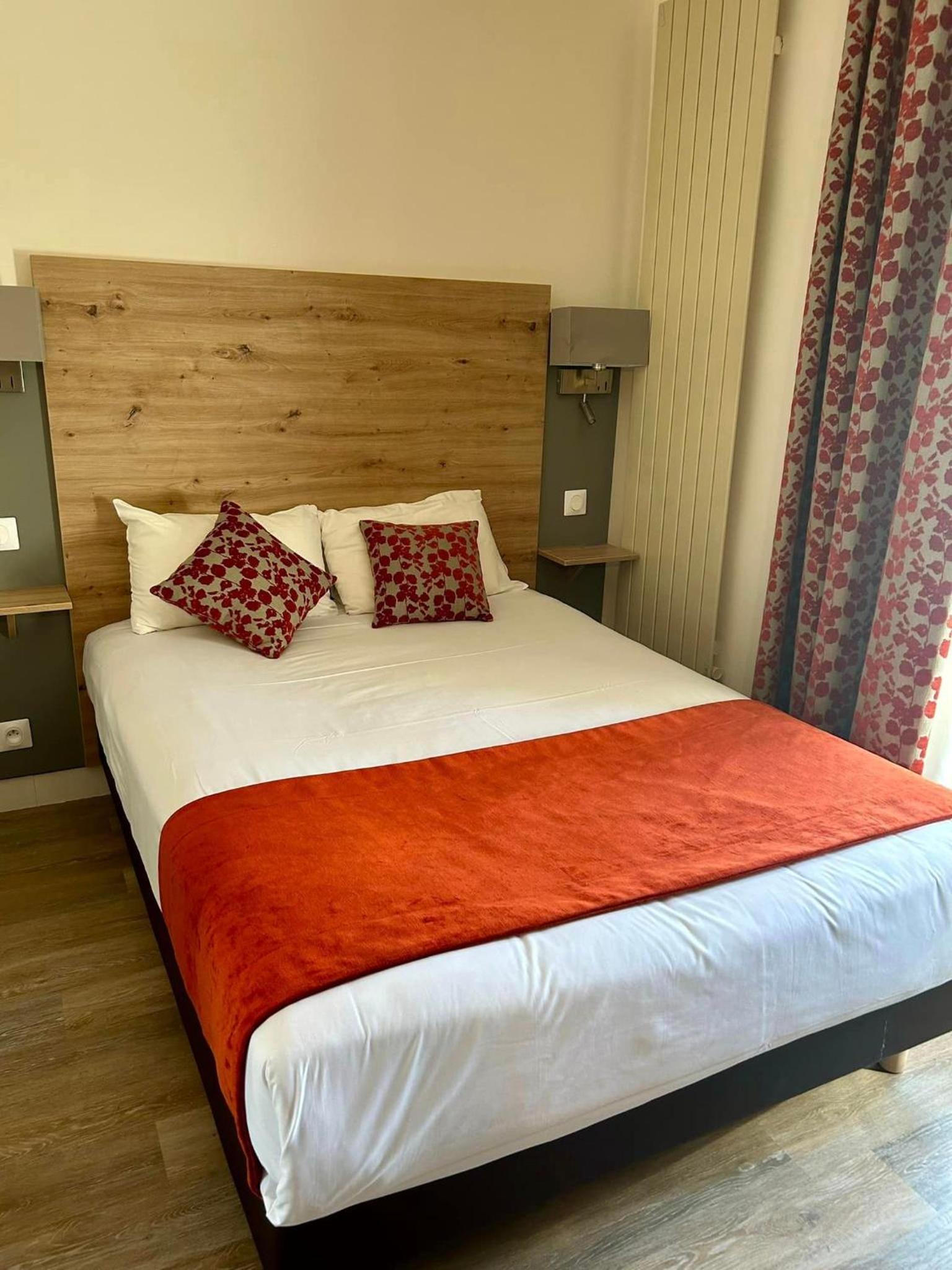 Double or Twin Room thumbnail 5
