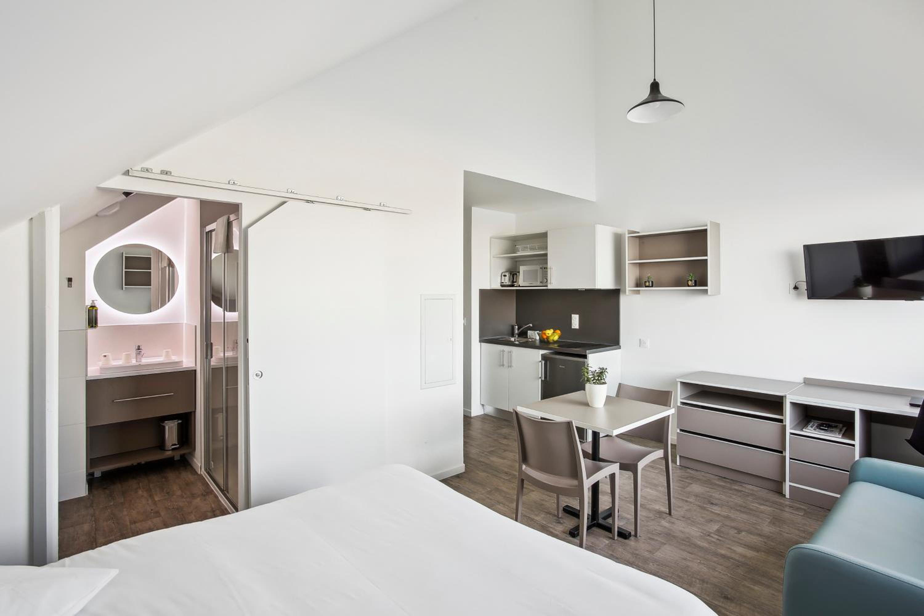 Superior Studio (Double Bed and Single Sofa Bed) with a view - Photo 2