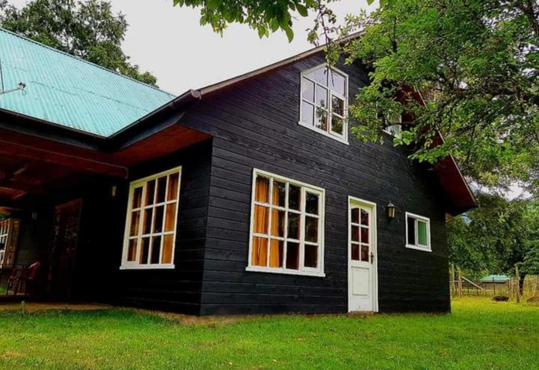 Six-Bedroom House photo 2