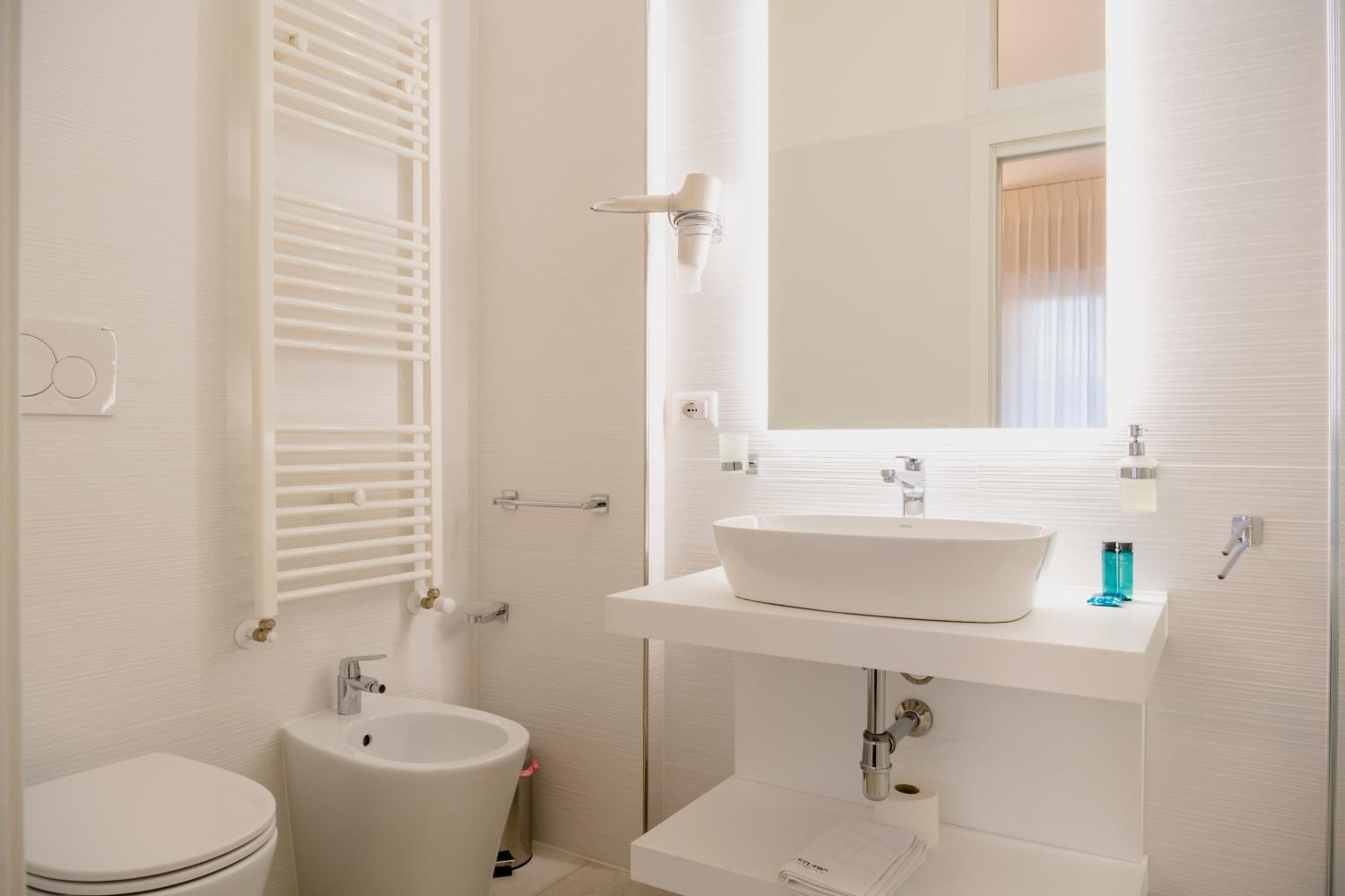 Double Room with Balcony - Photo 8