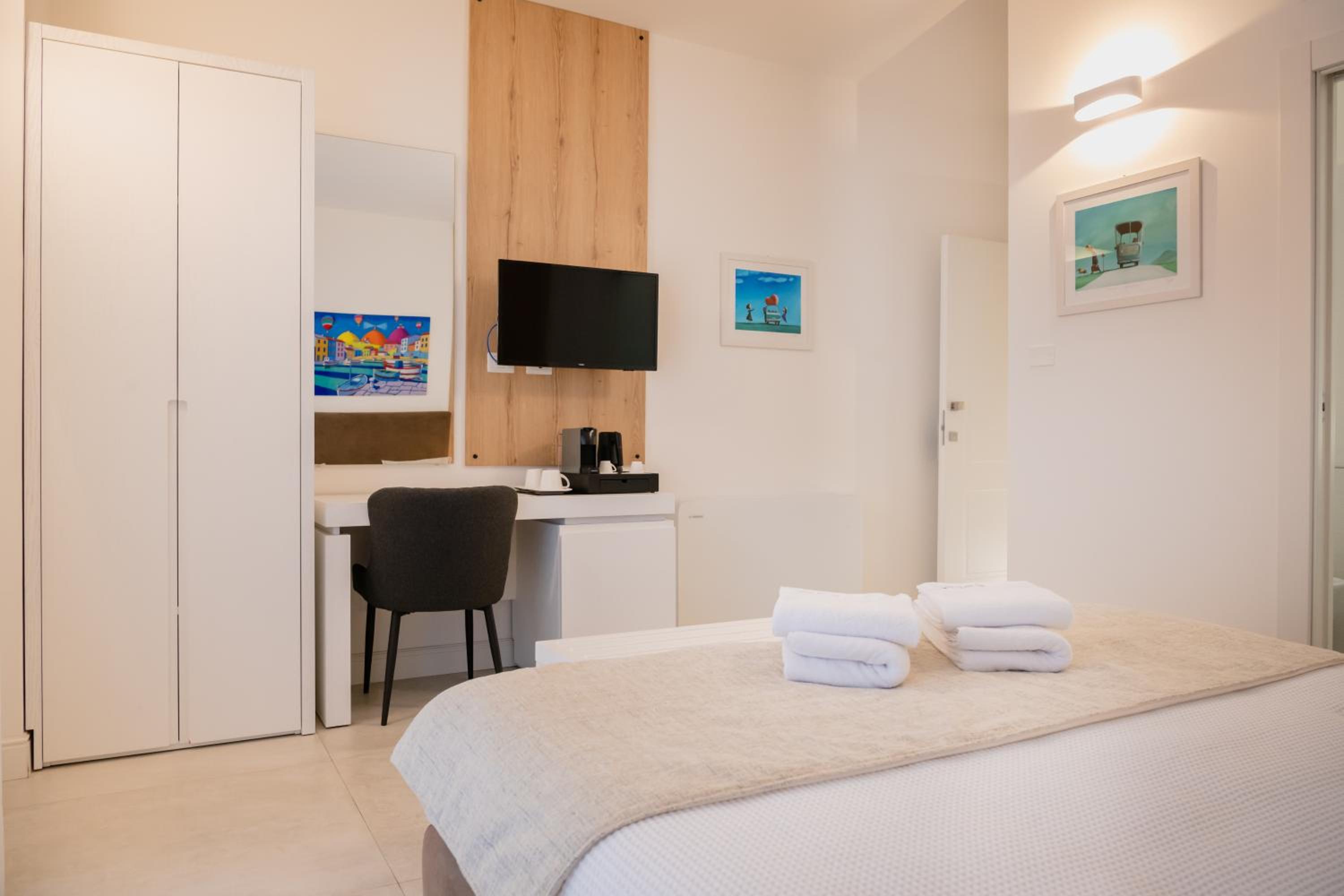Double Room with Balcony - Photo 7
