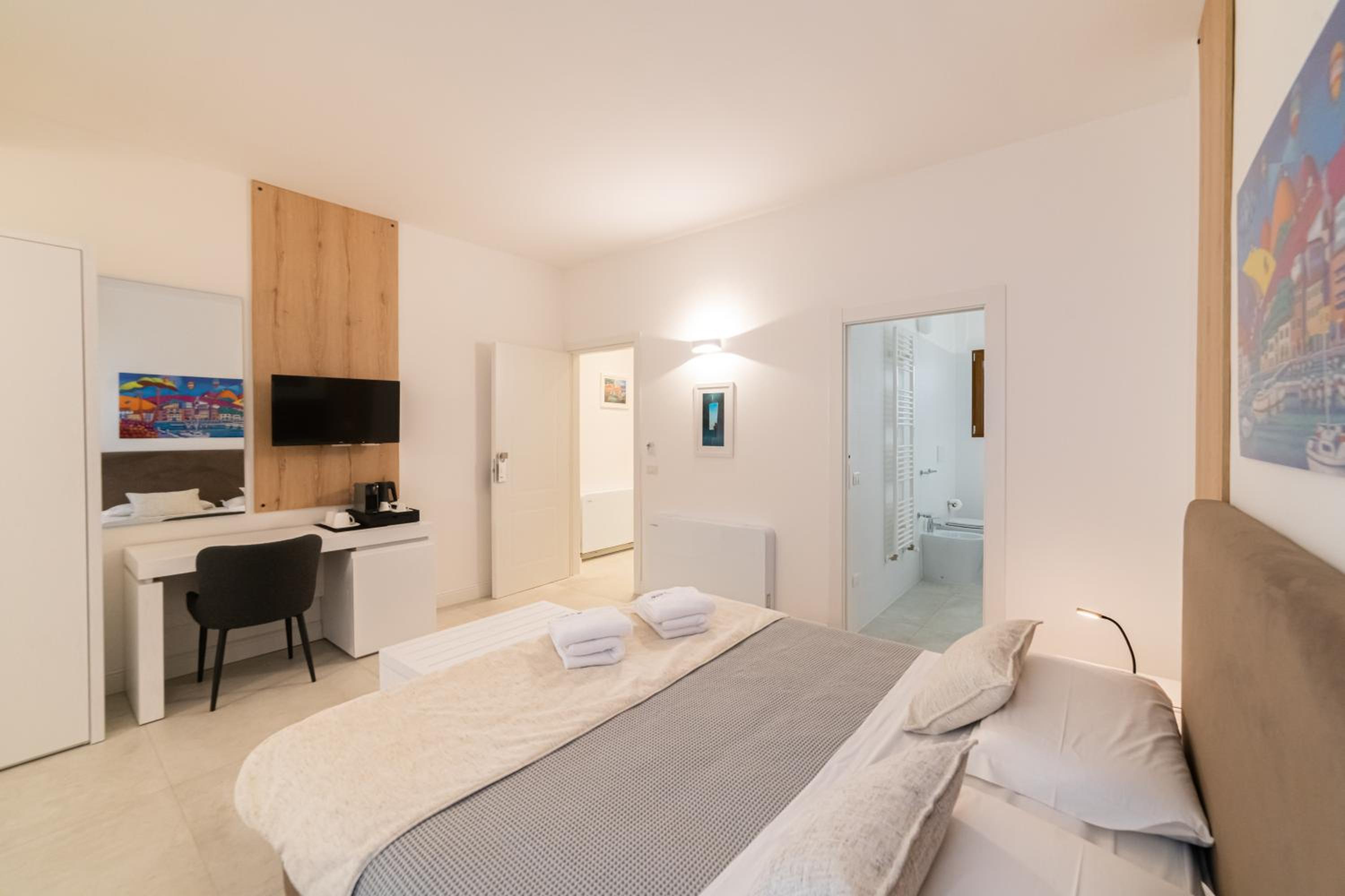 Double Room with Balcony - Photo 6