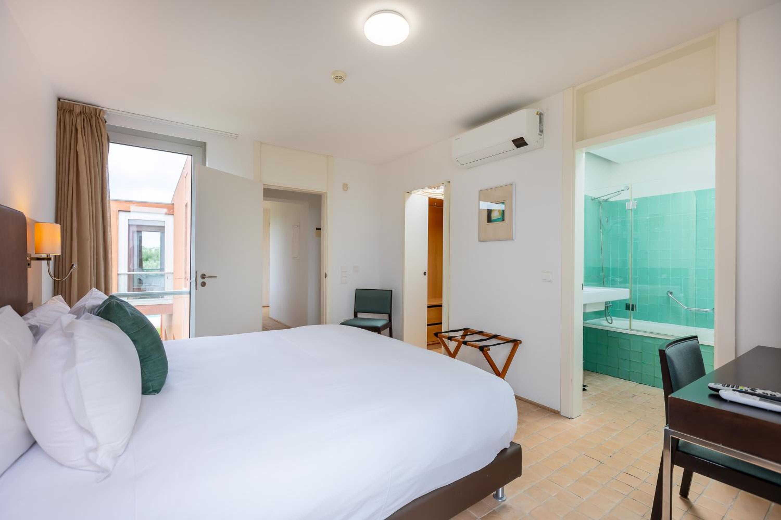 Deluxe Three-Bedroom Villa - Photo 18