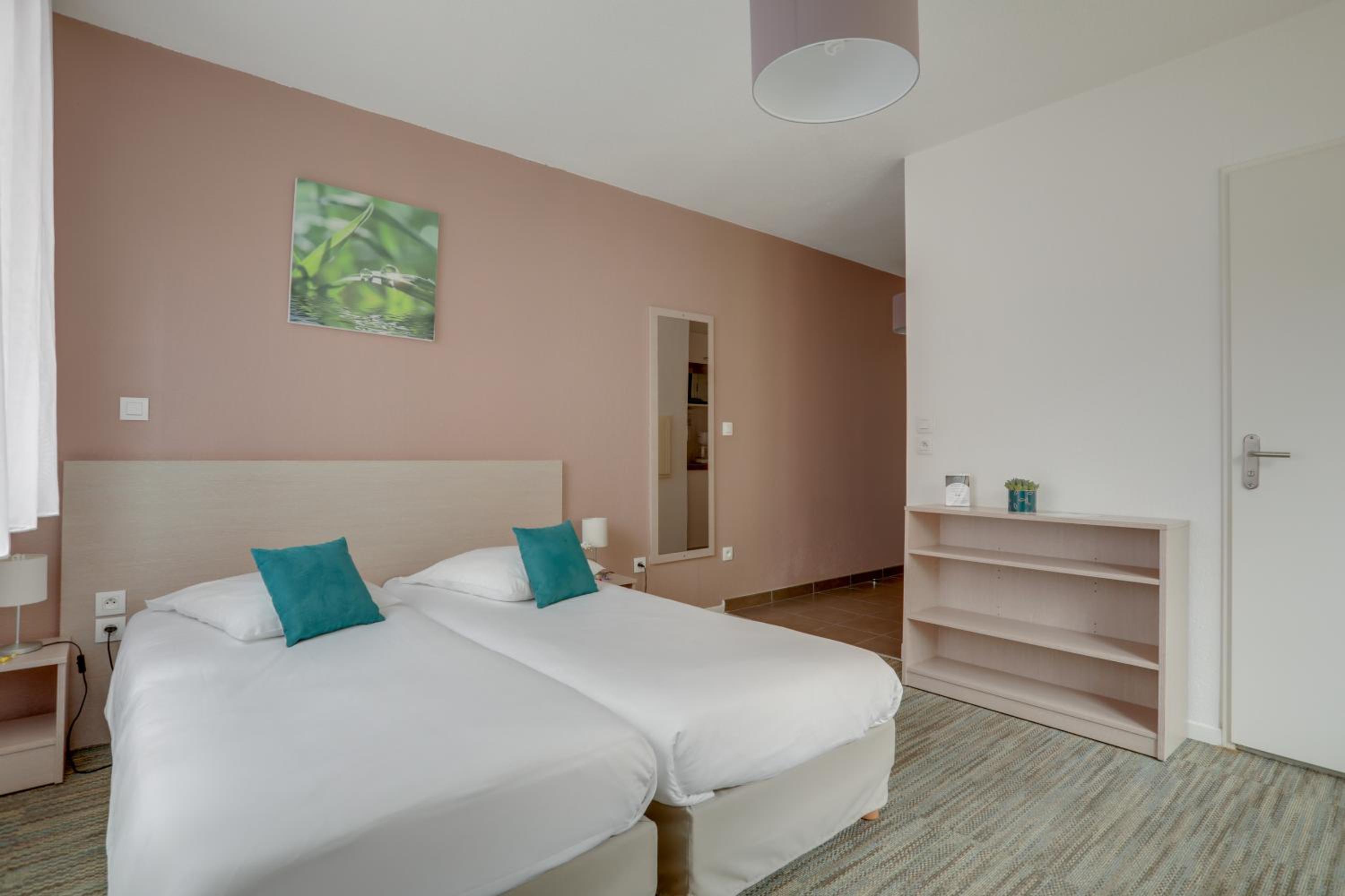 Comfort Studio (Two Single Beds) - Photo 1