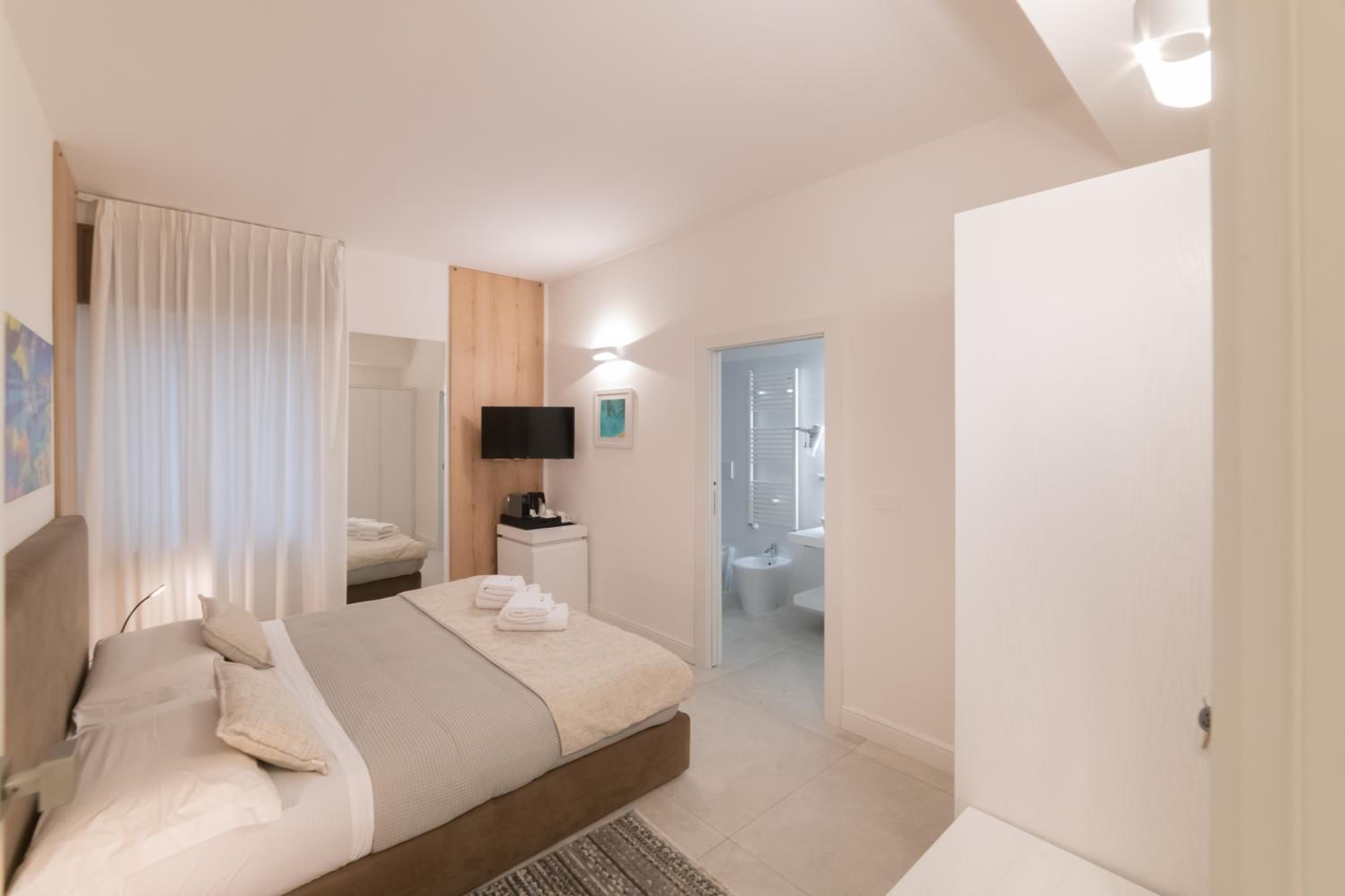 Double Room with Private Bathroom - Photo 1