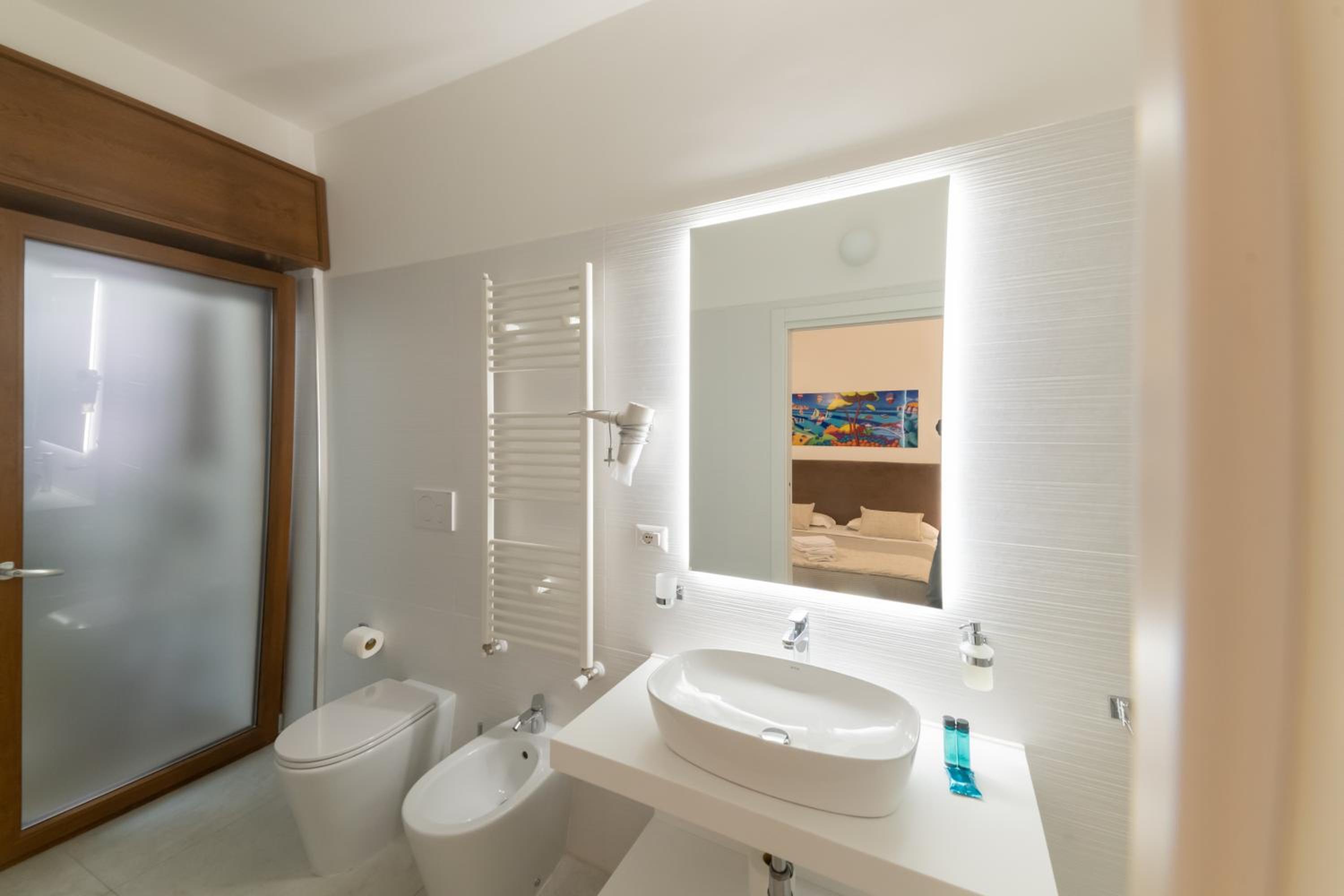 Double Room with Private Bathroom - Photo 2