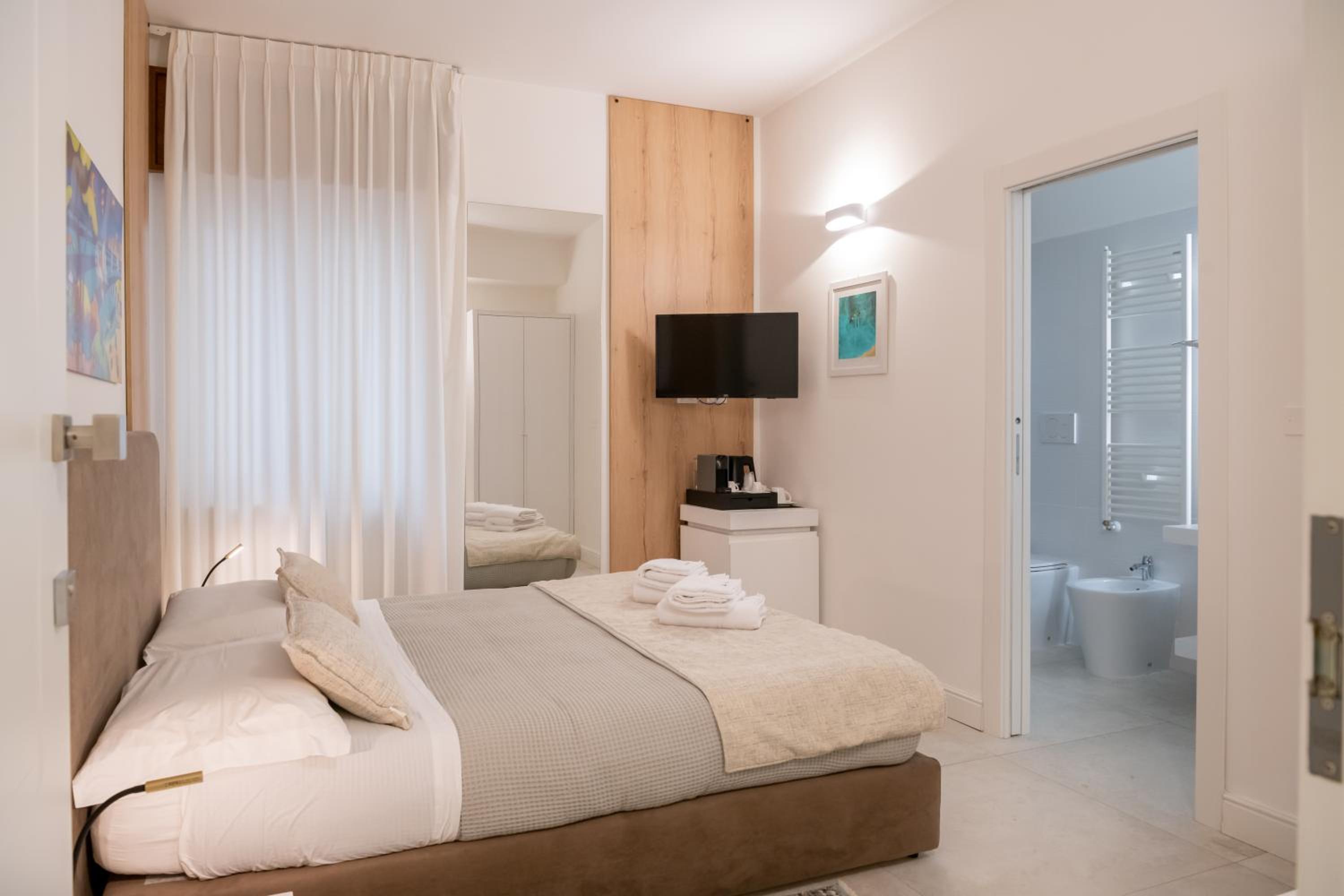 Double Room with Private Bathroom - Photo 7
