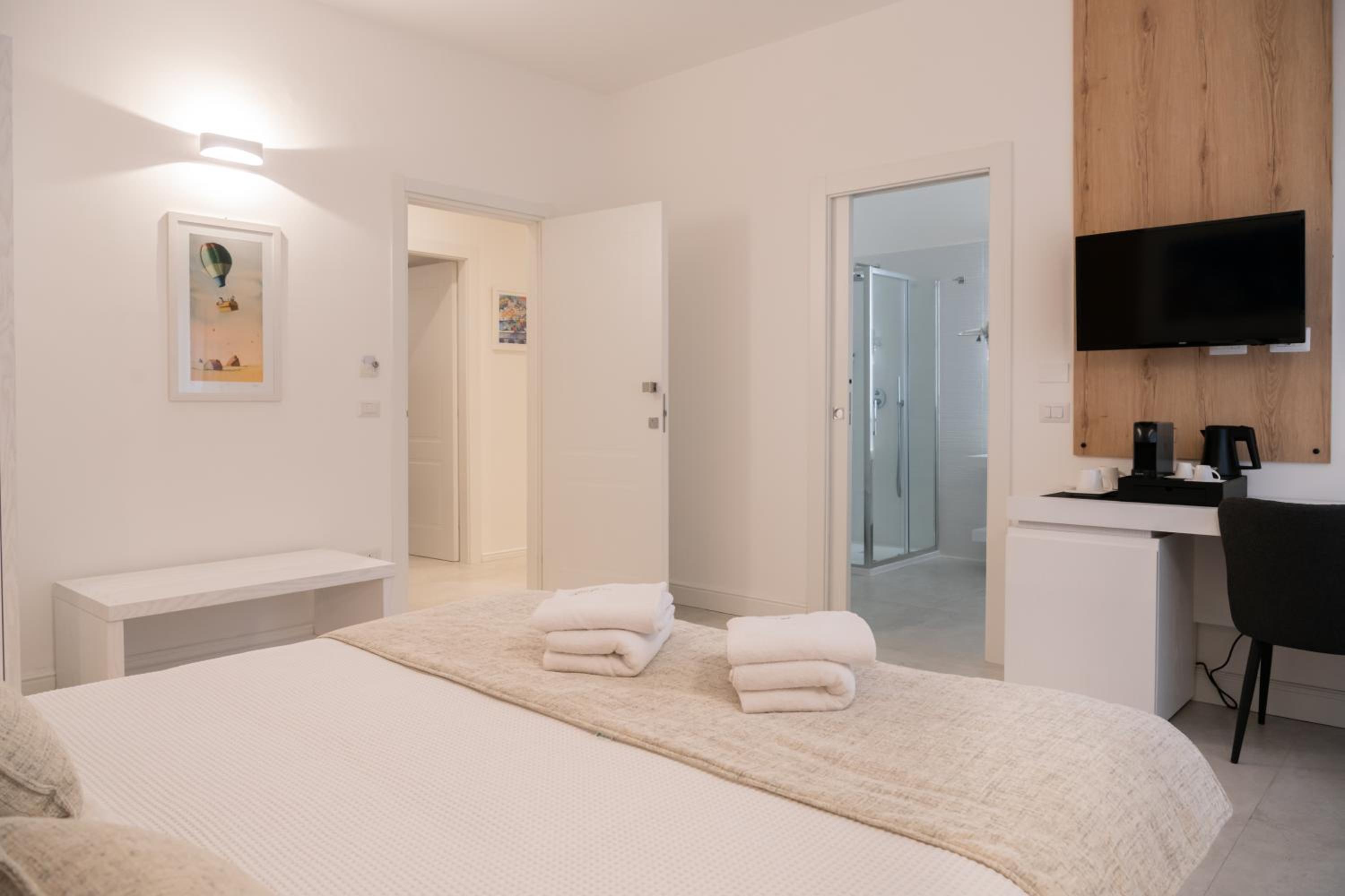 Large Double Room - Photo 5