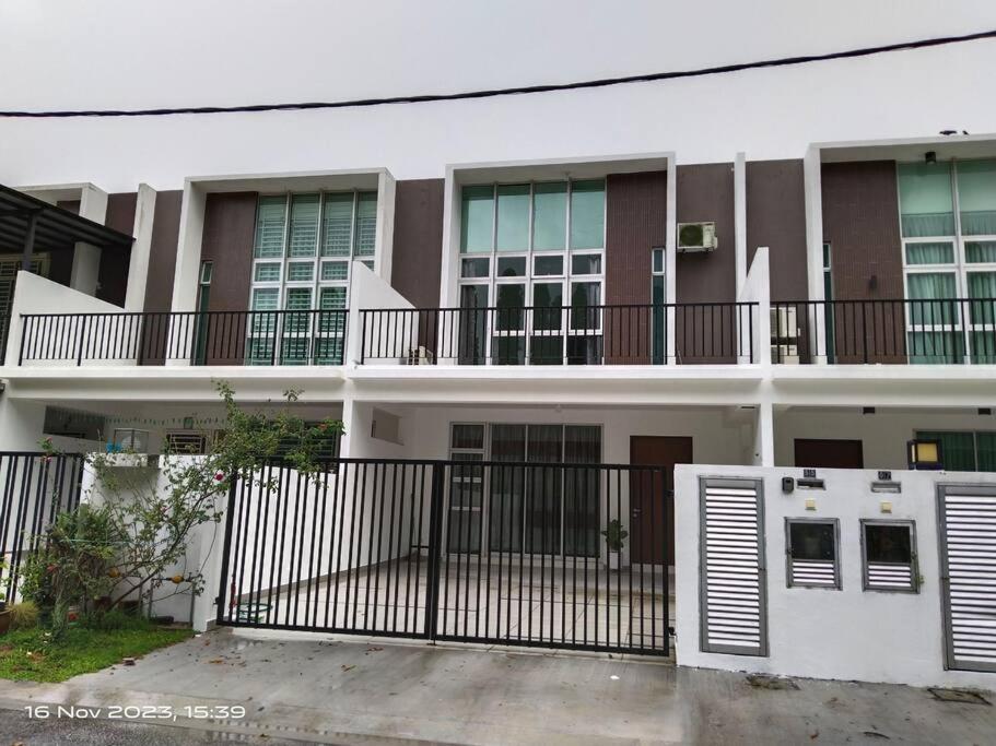 Four-Bedroom House photo 1