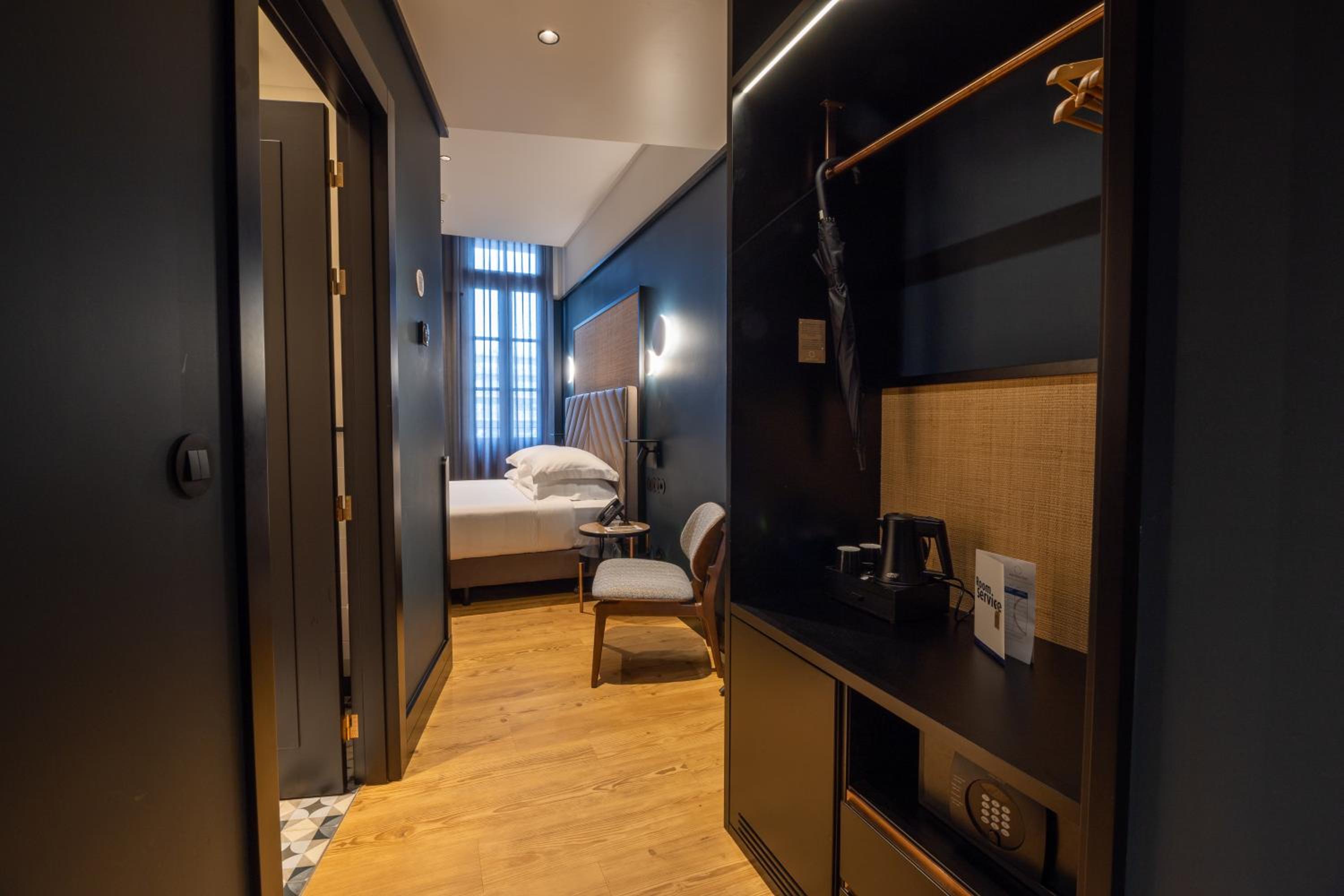 Double Room with Aliados View - Photo 6