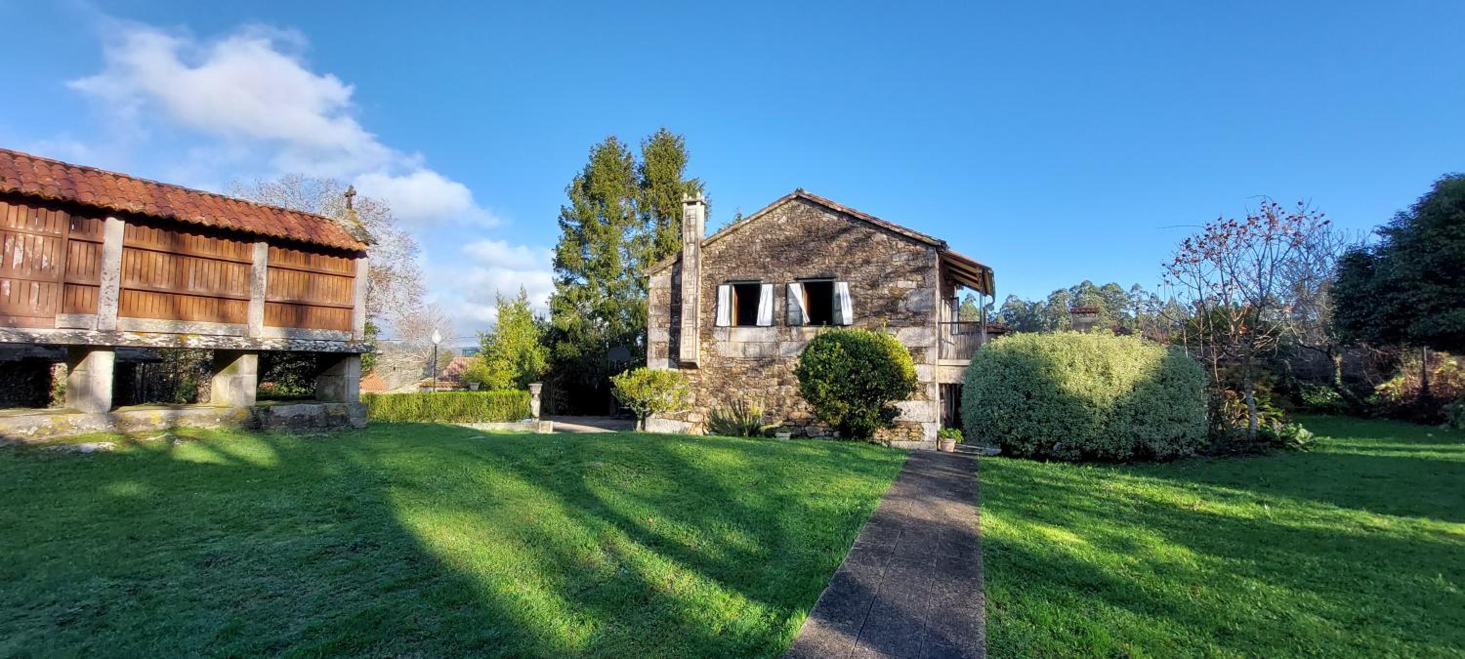 Five-Bedroom House photo 3