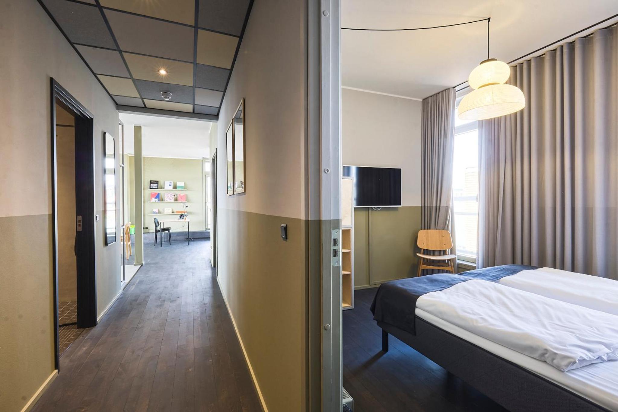 Suite with Balcony - Photo 27