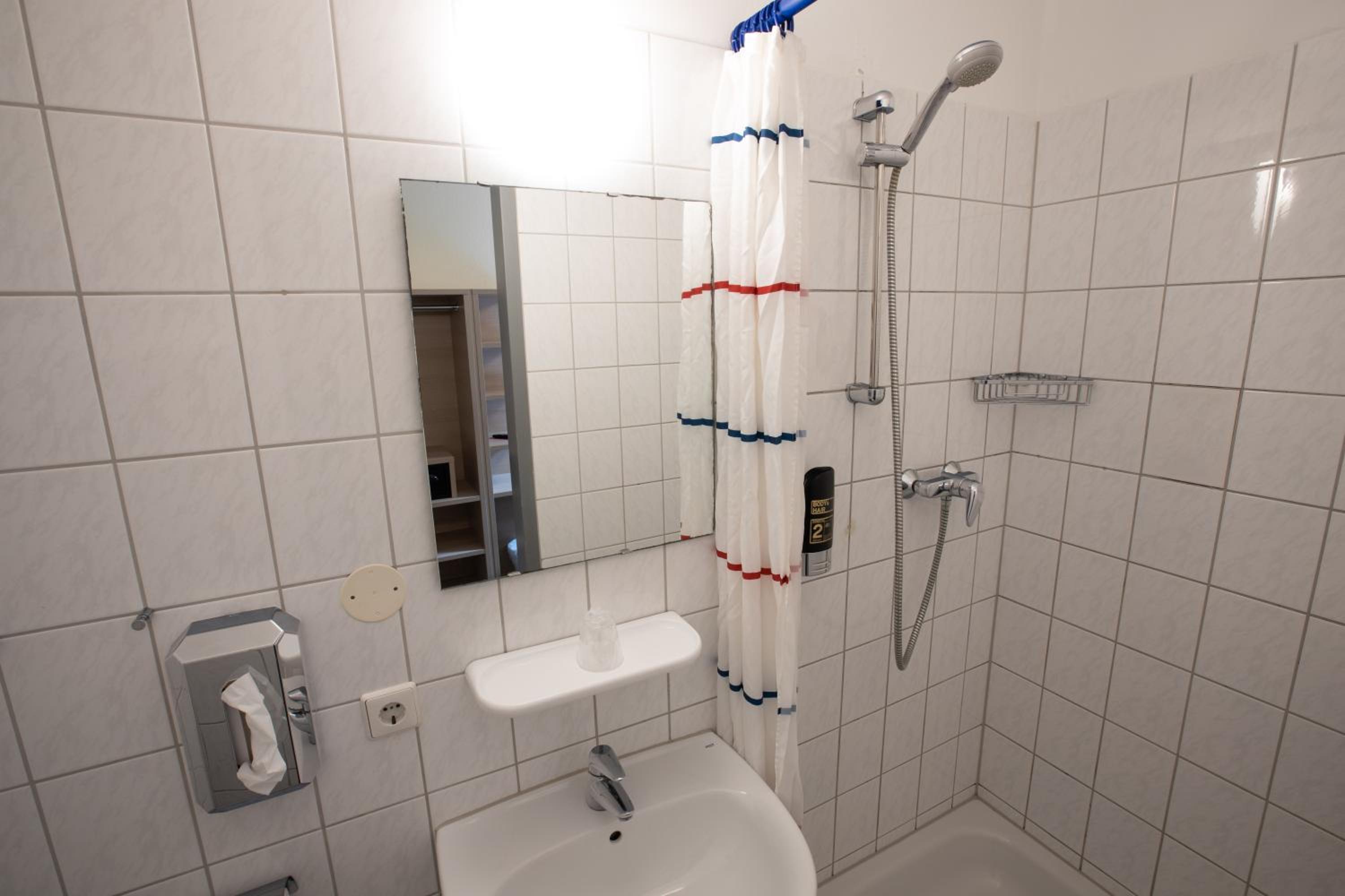 Standard Double or Twin Room - Photo 17