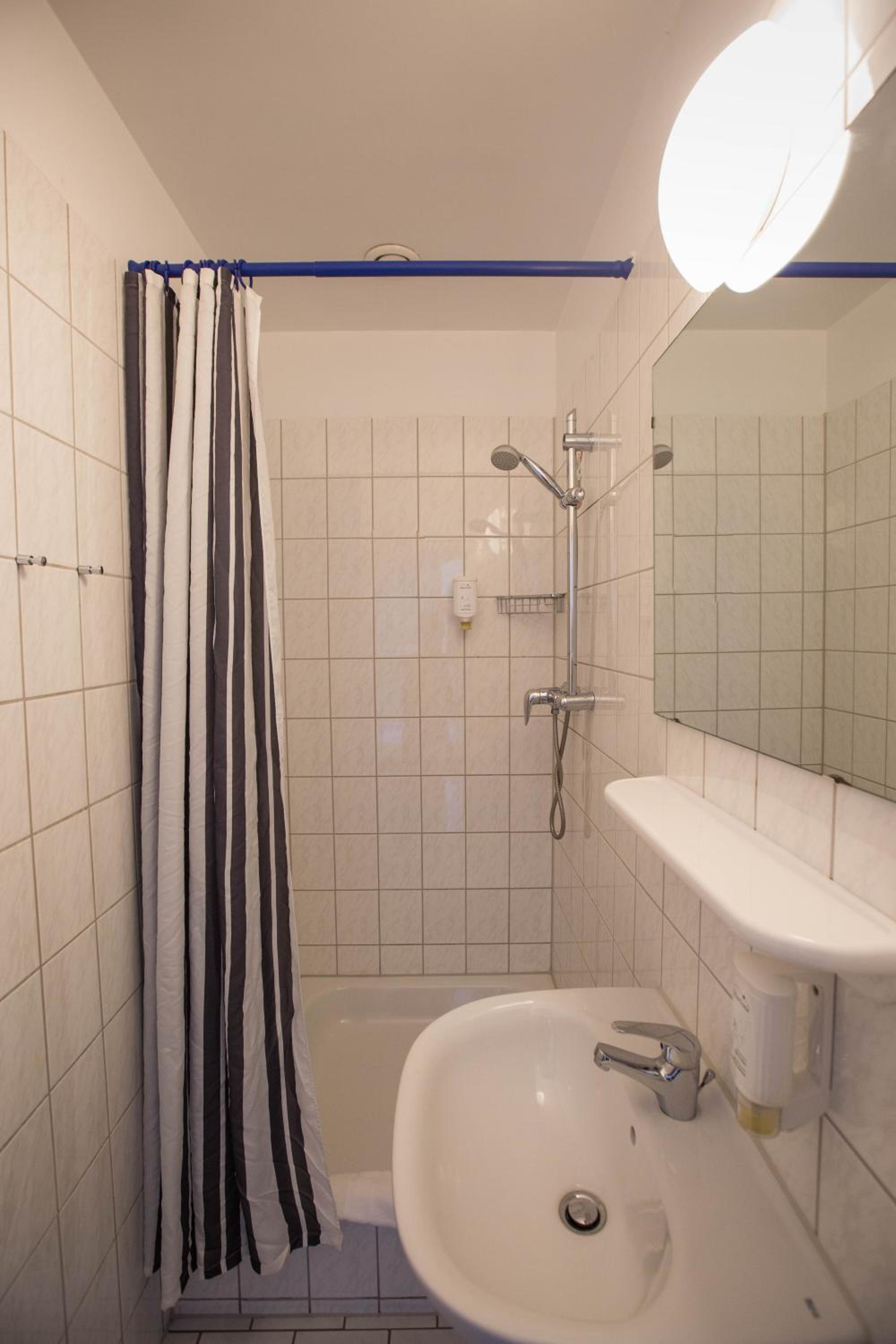 Standard Double or Twin Room - Photo 12
