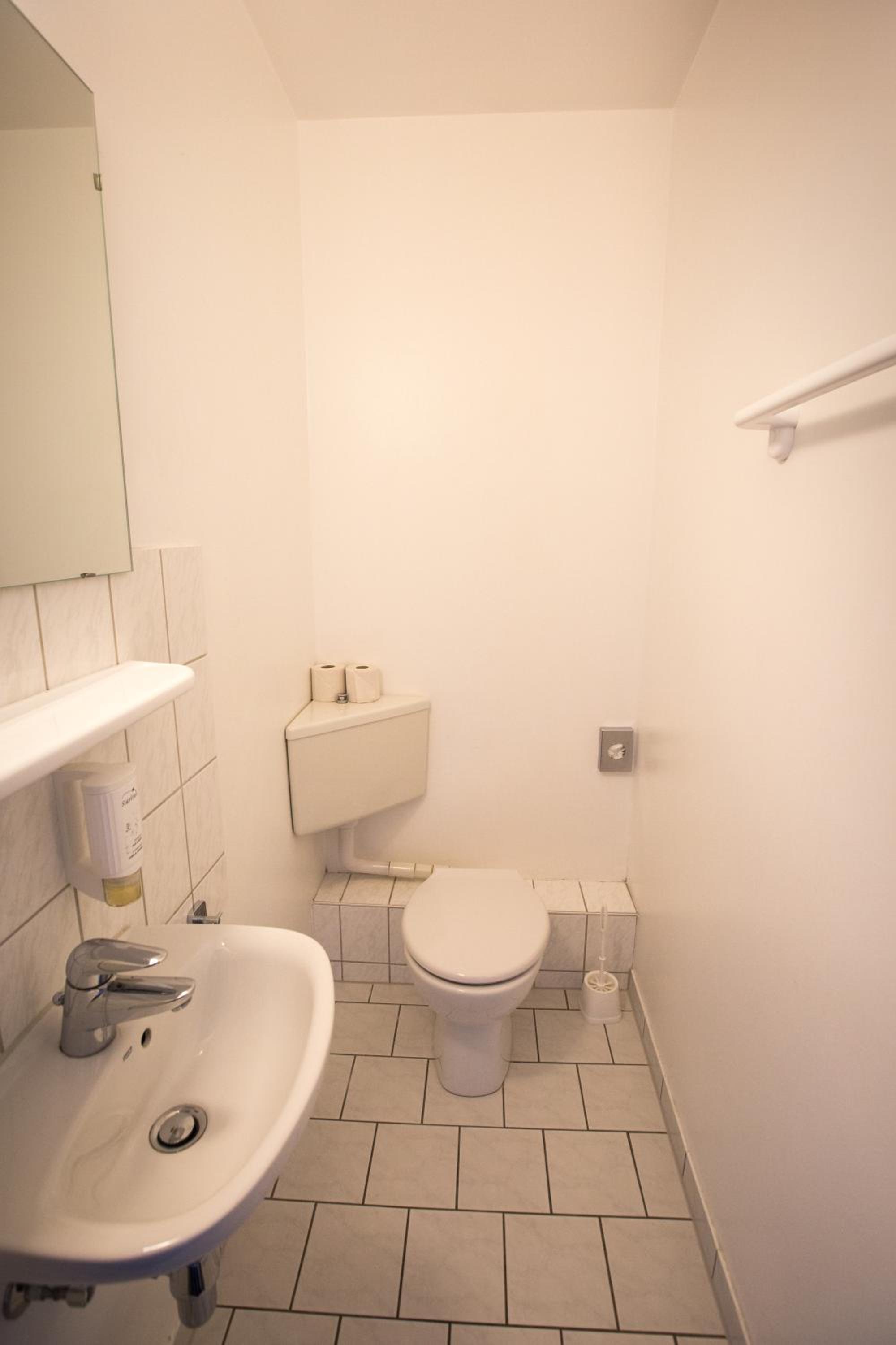 Standard Five-Bed Room - Photo 2