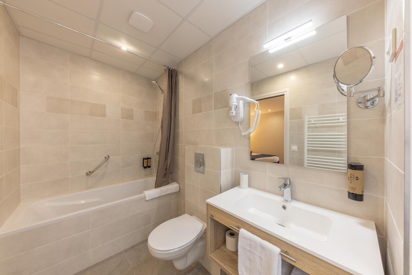 Deluxe Double Room with Bath - Photo 2