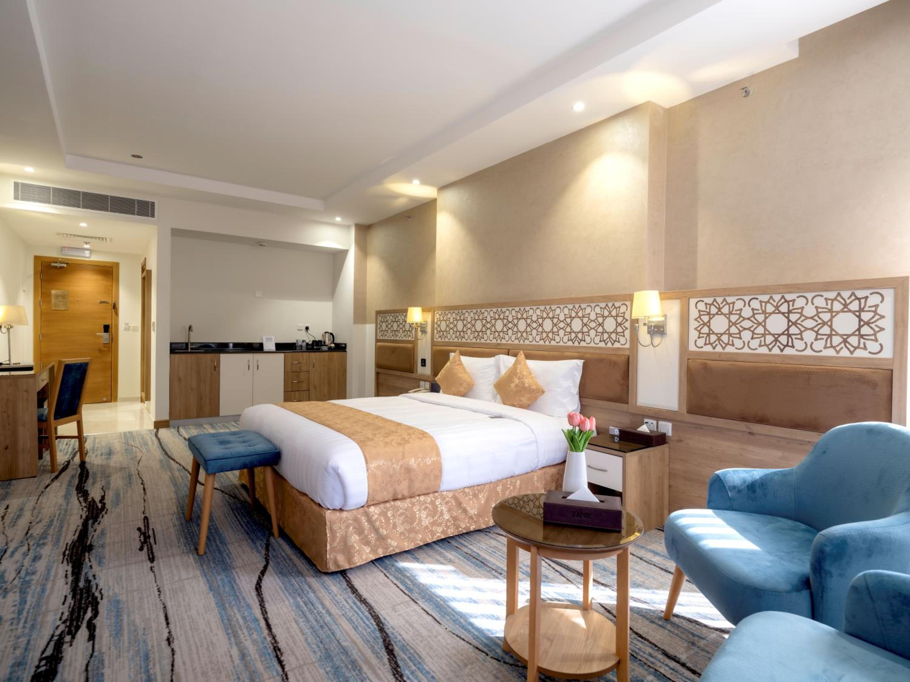 Deluxe King Room - Photo 5
