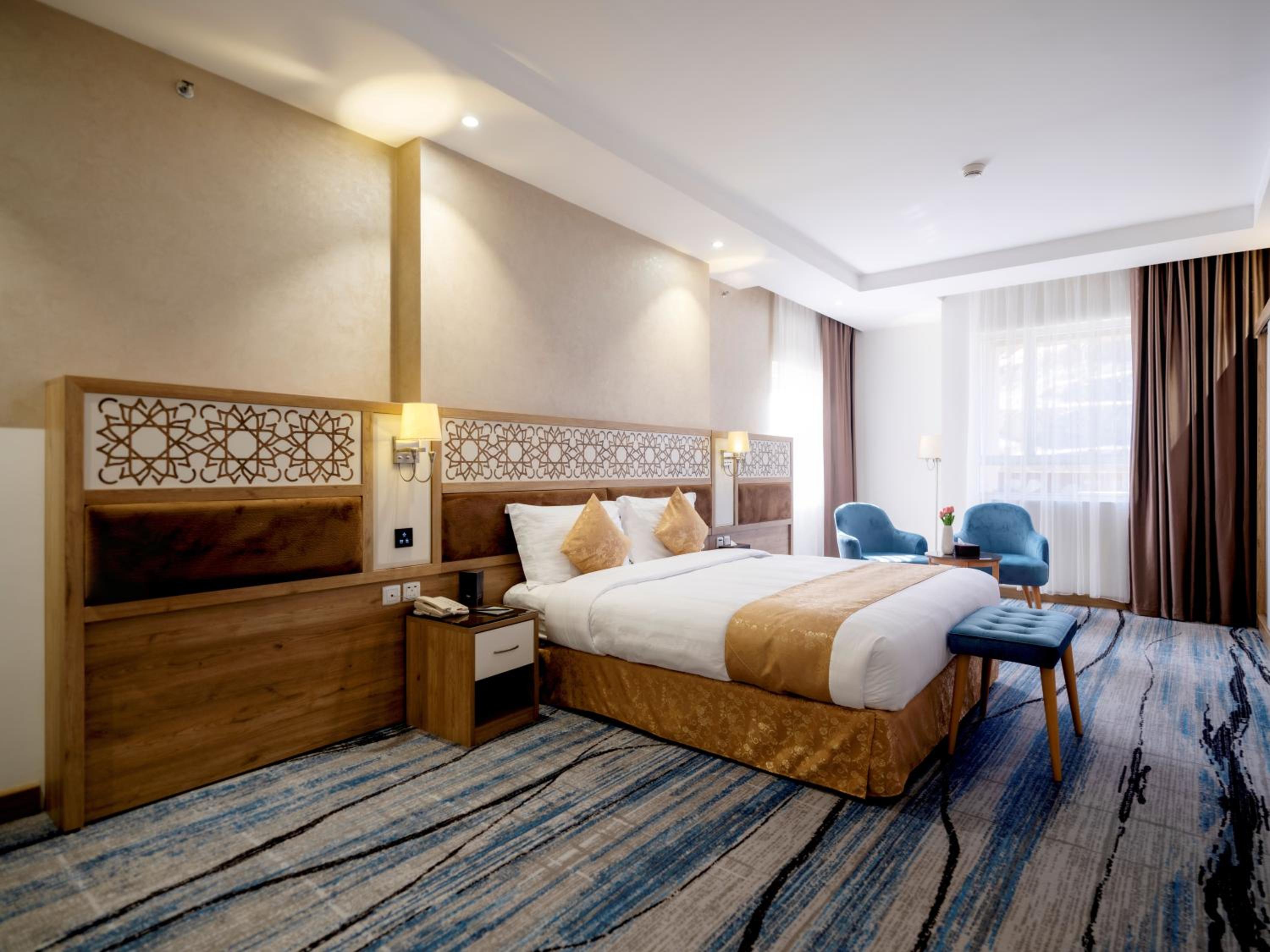 Deluxe King Room - Photo 2