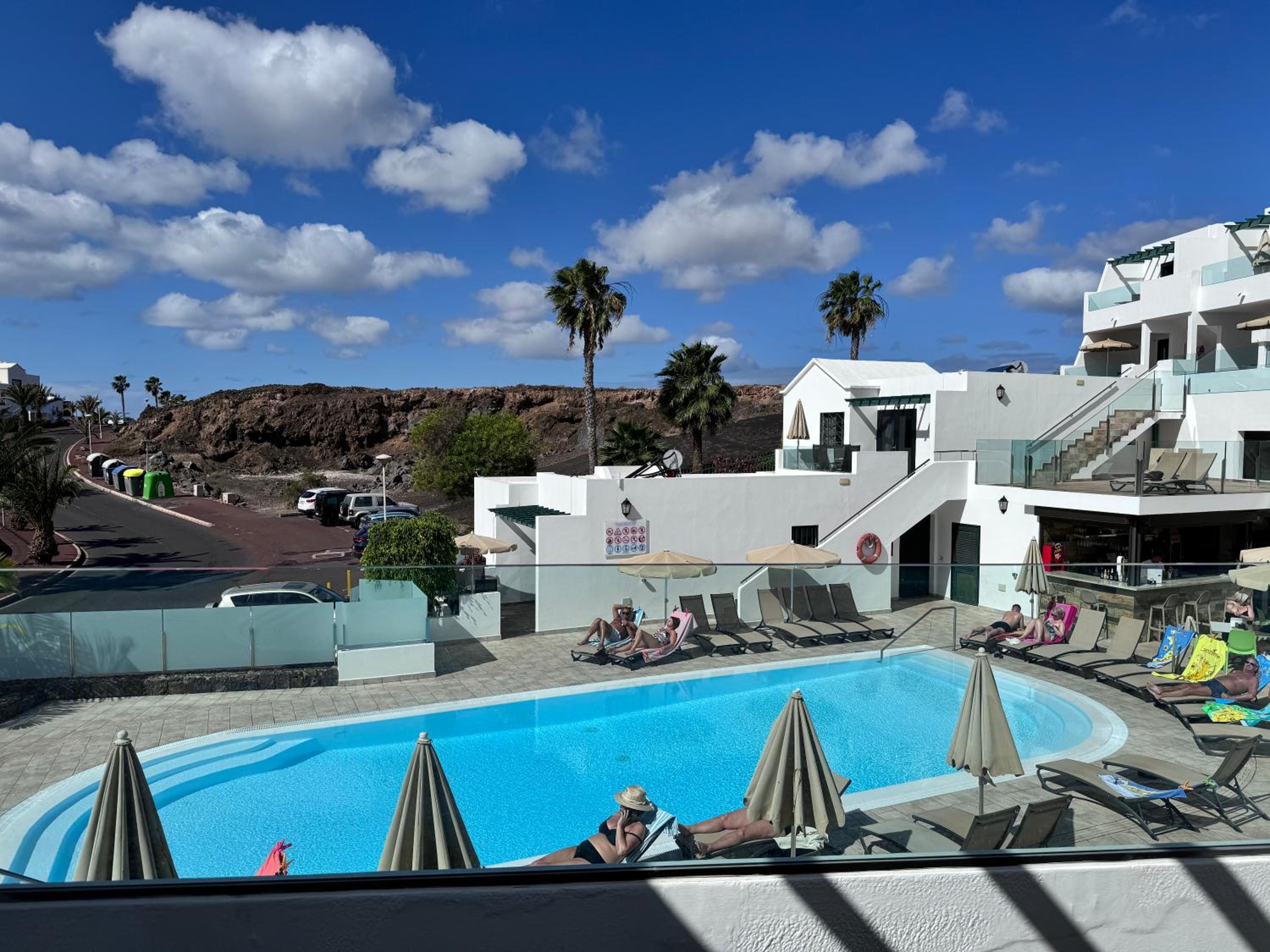 Apartment with Pool View 