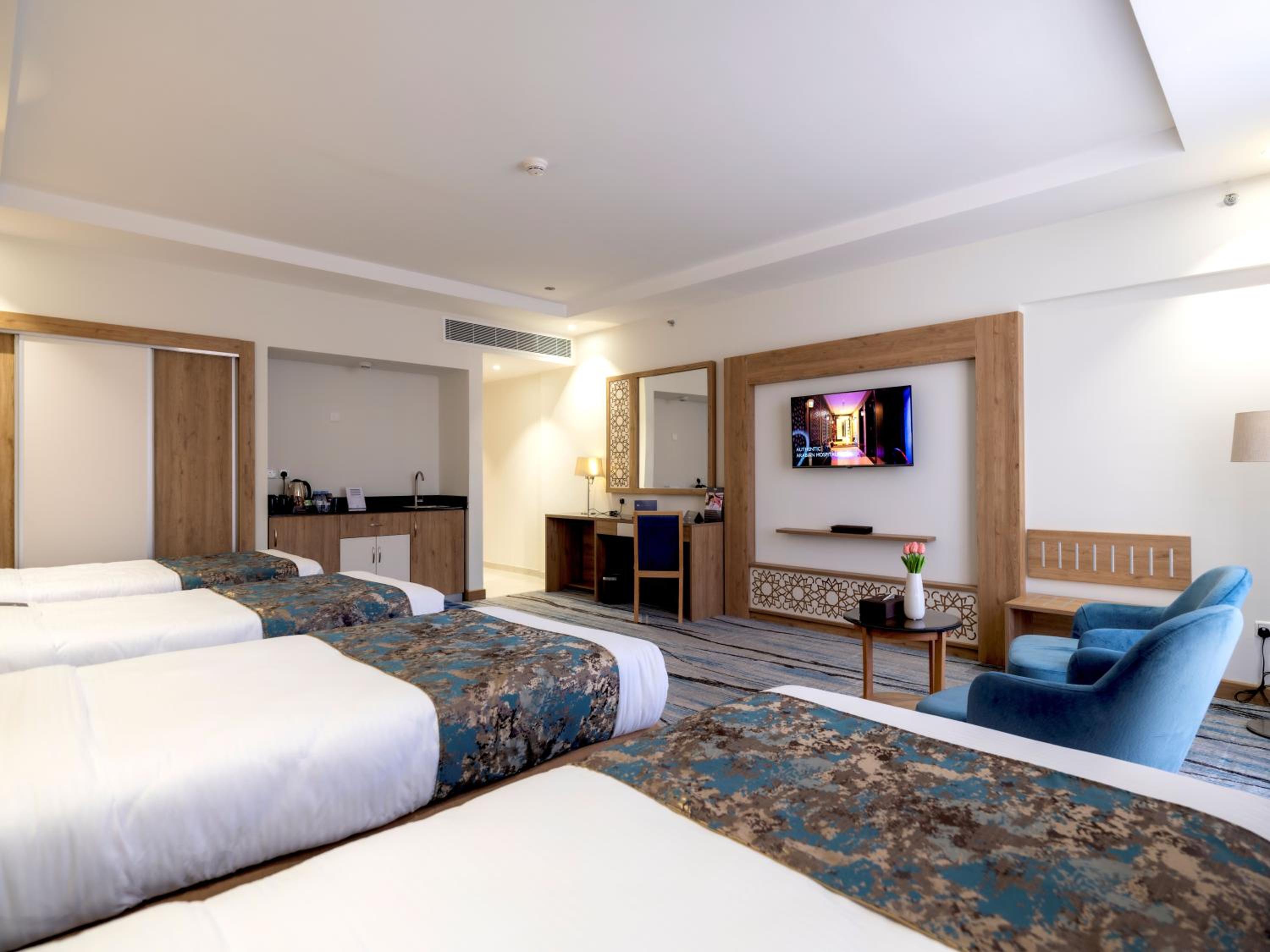 Deluxe Quadruple Room - Photo 2