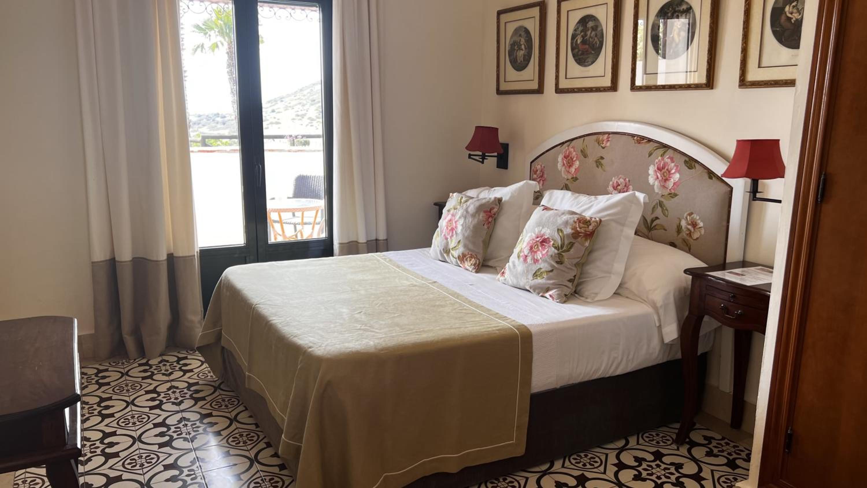 Double or Twin Room with Balcony and Sea View - Photo 7