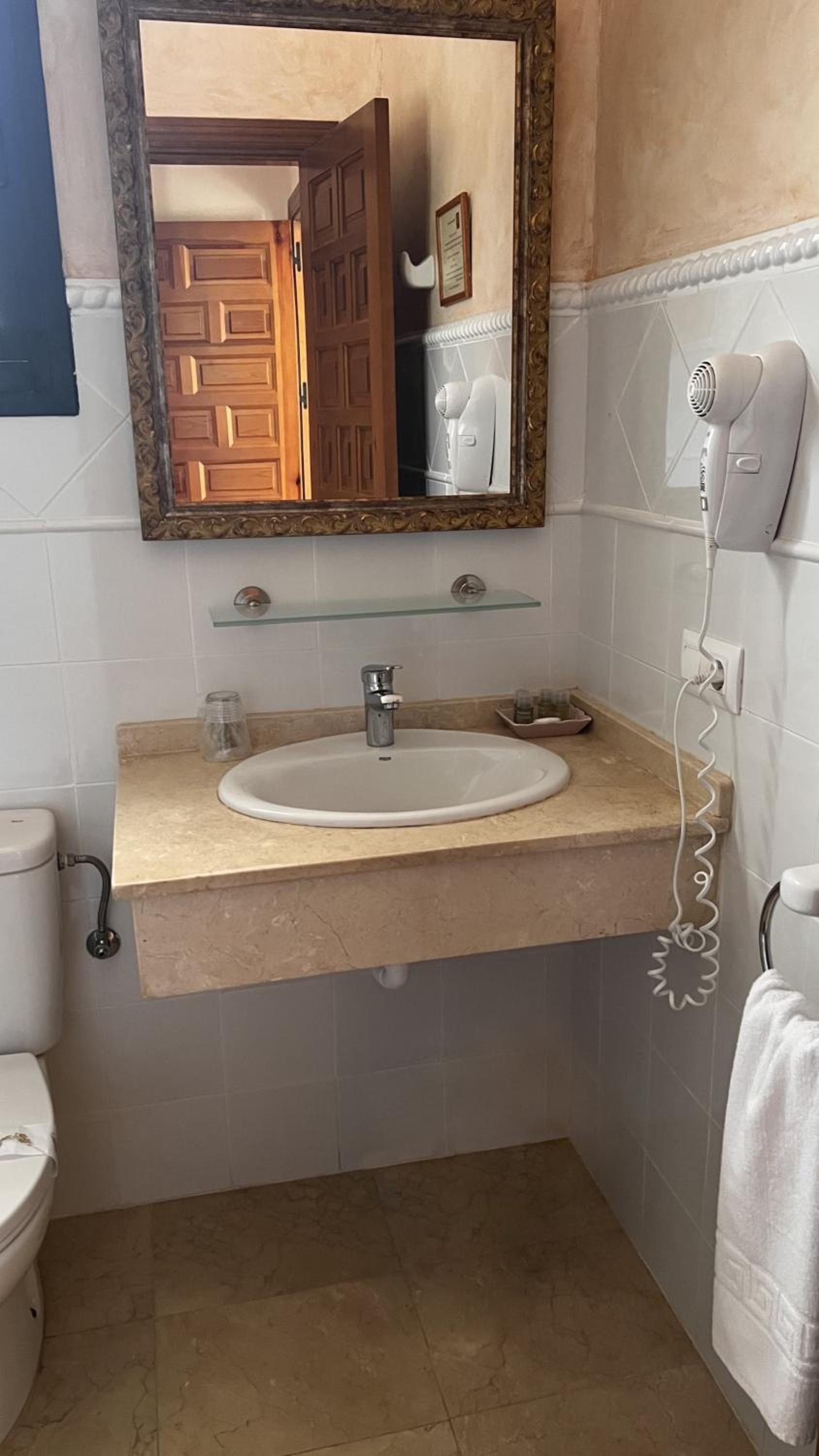Double or Twin Room with Balcony and Sea View - Photo 18