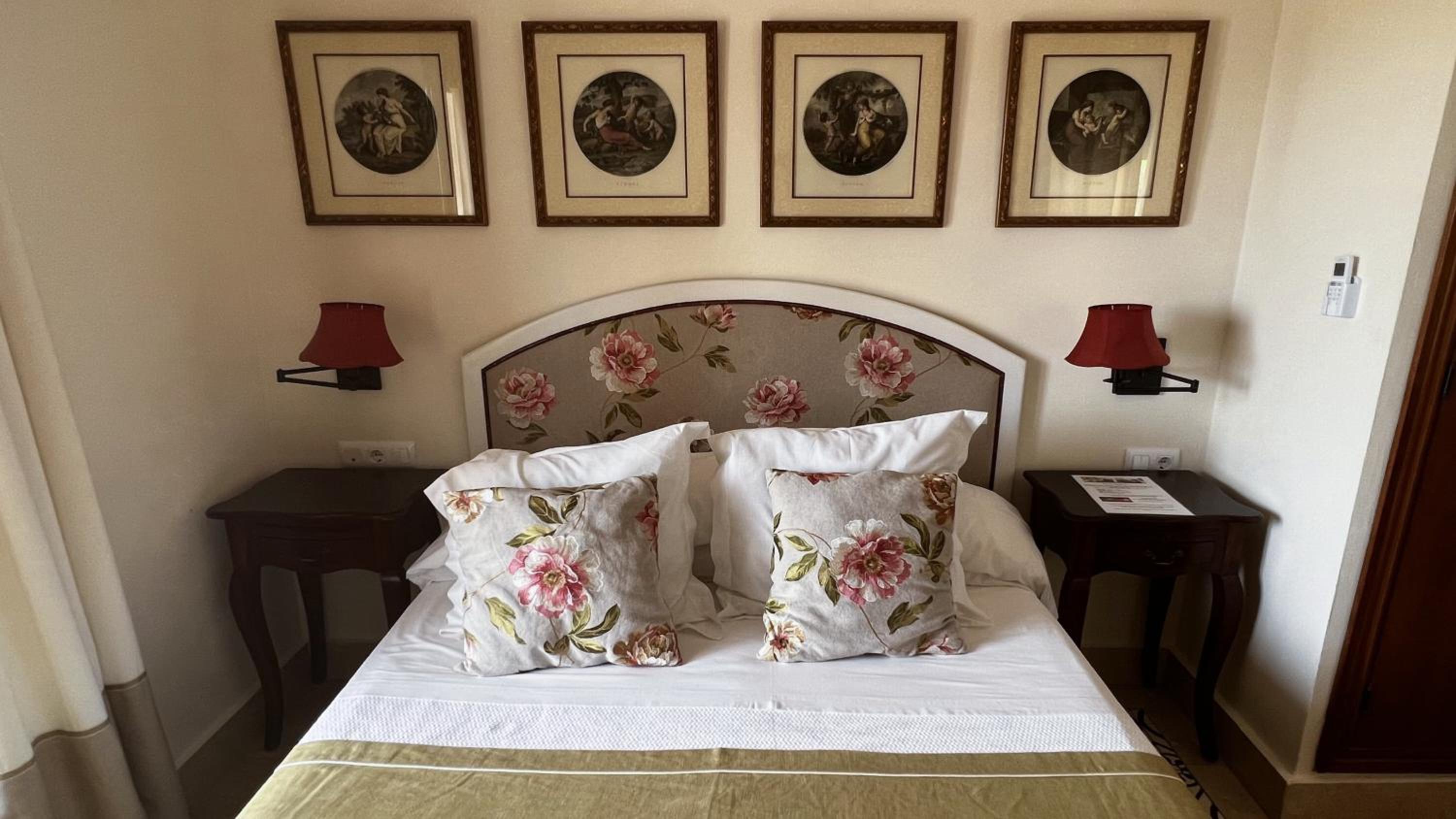 Double or Twin Room with Balcony and Sea View - Photo 19