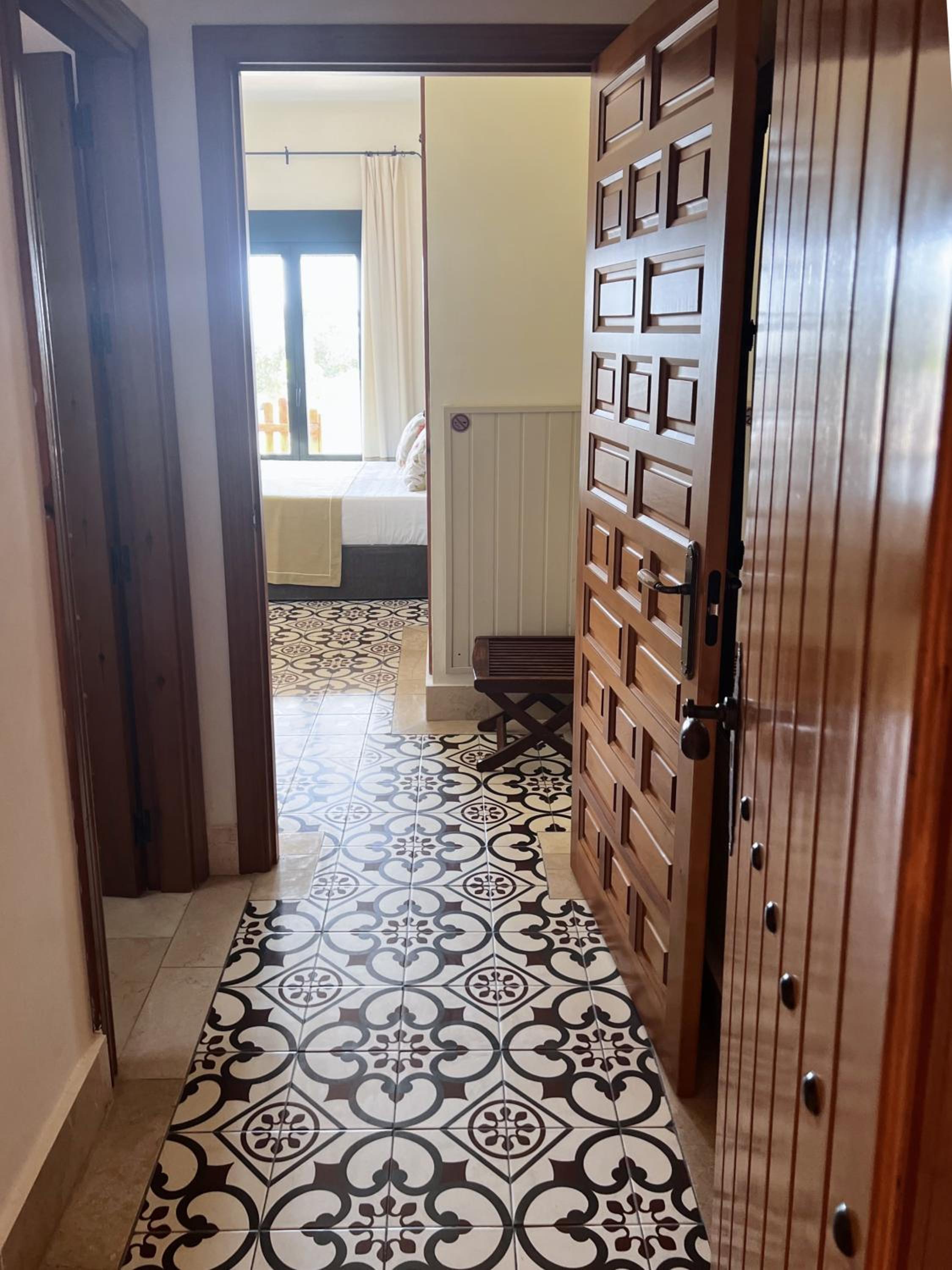 Double or Twin Room with Balcony and Sea View - Photo 21