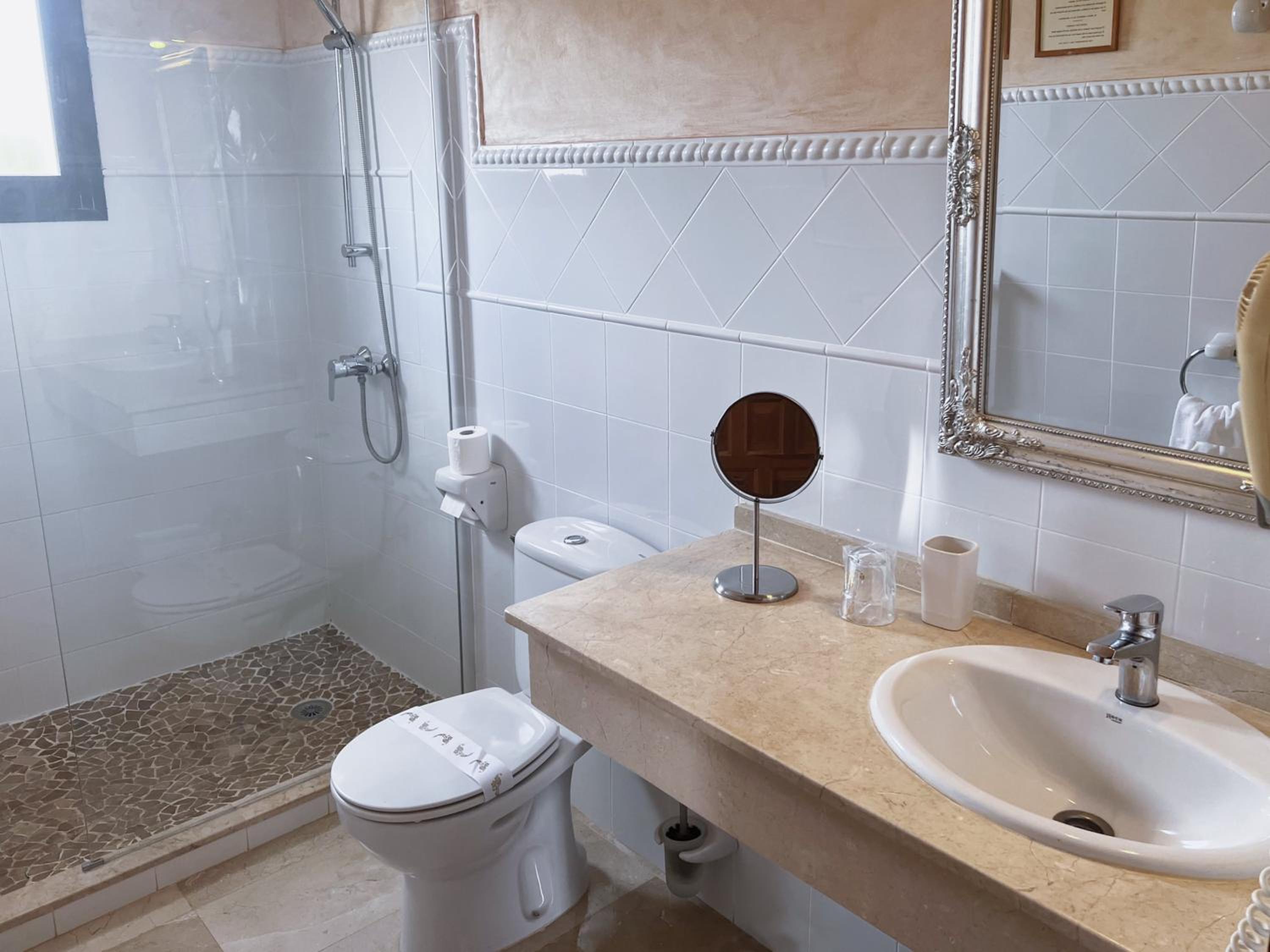 Double or Twin Room with Balcony and Sea View - Photo 22