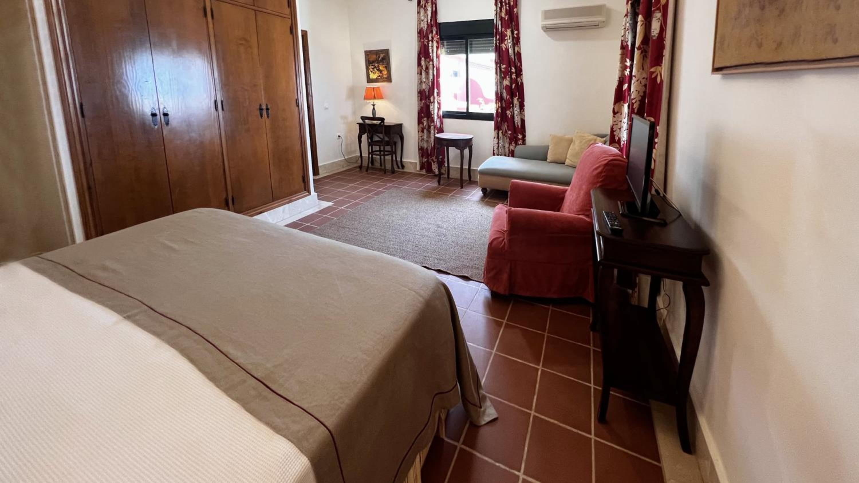 Double or Twin Room with Balcony and Sea View - Photo 8