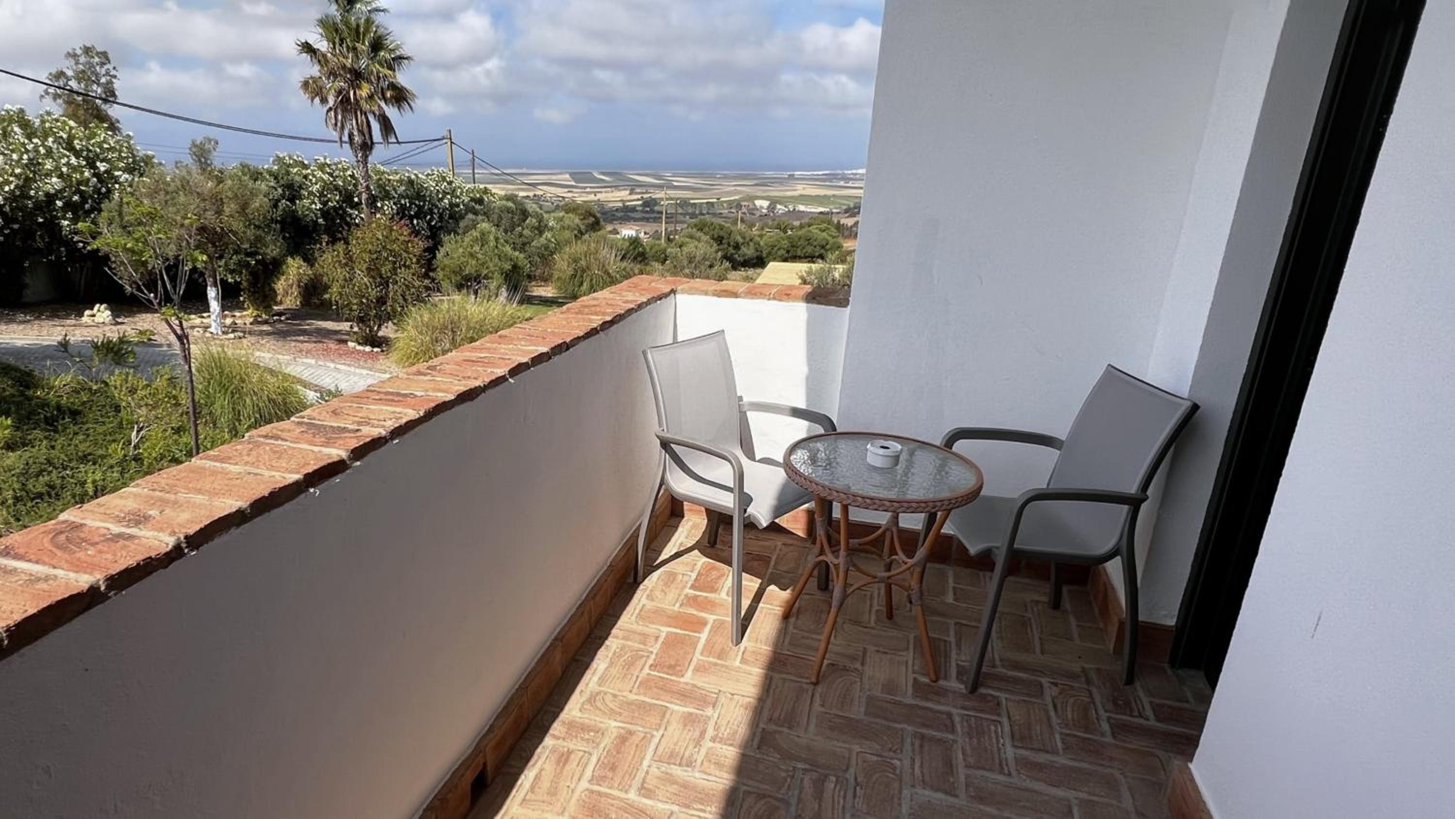 Double or Twin Room with Balcony and Sea View - Photo 23