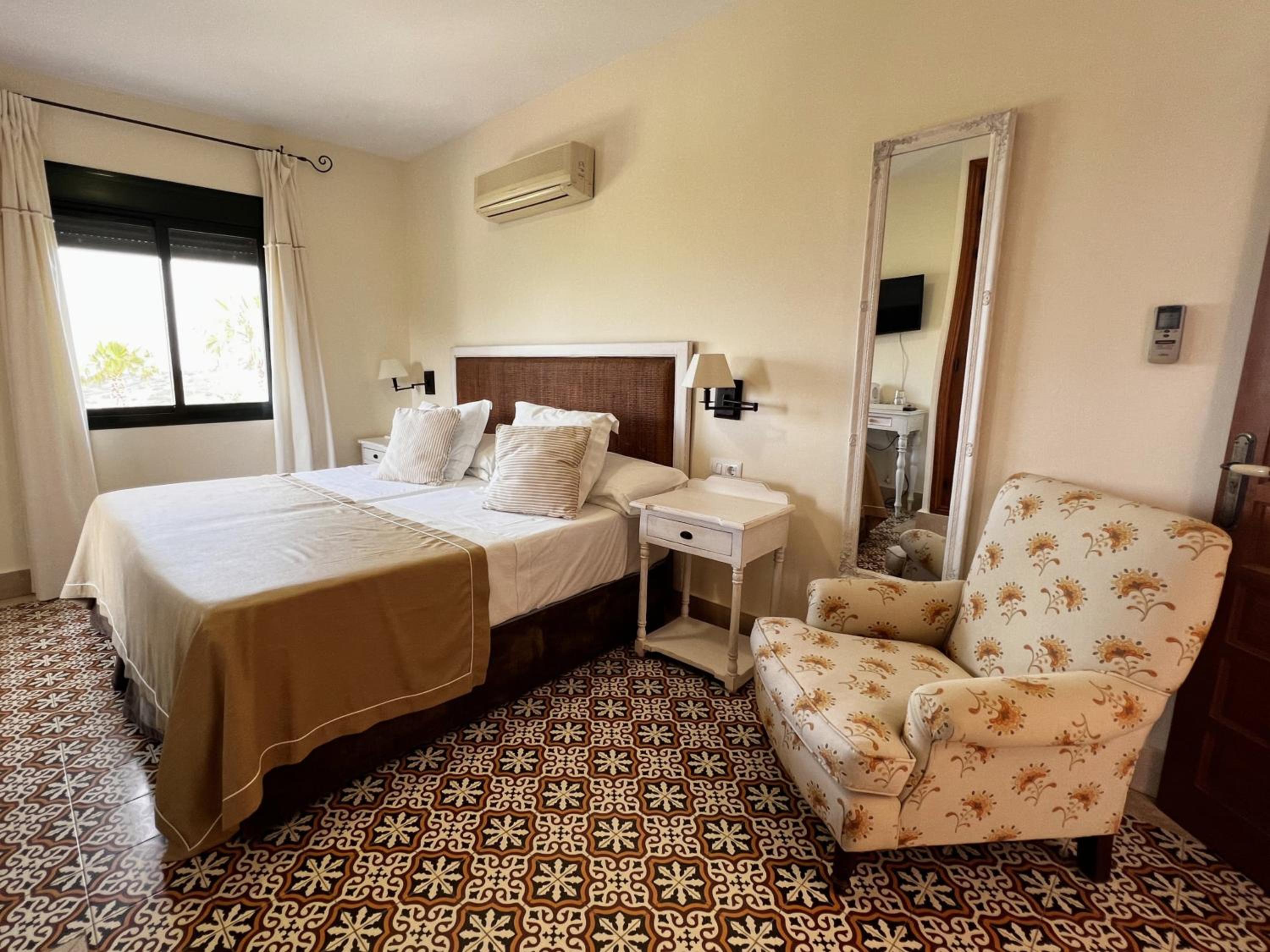 Double or Twin Room with Balcony and Sea View - Photo 2