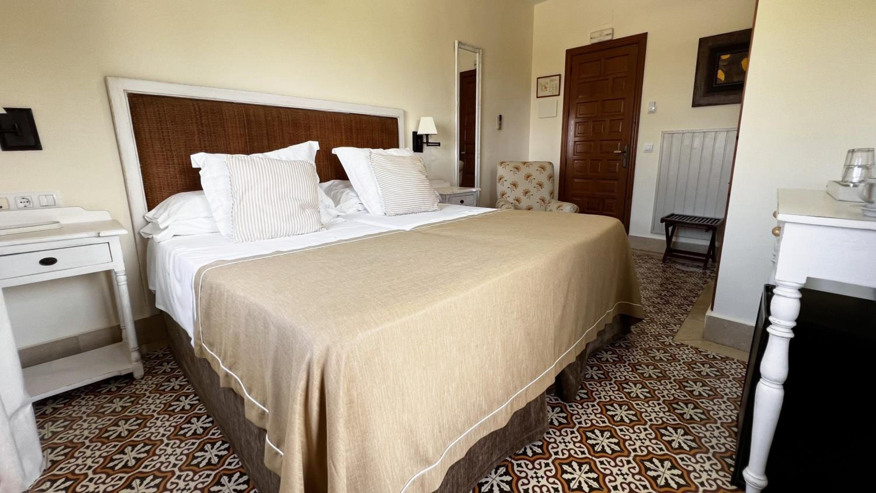 Double or Twin Room with Balcony and Sea View - Photo 12