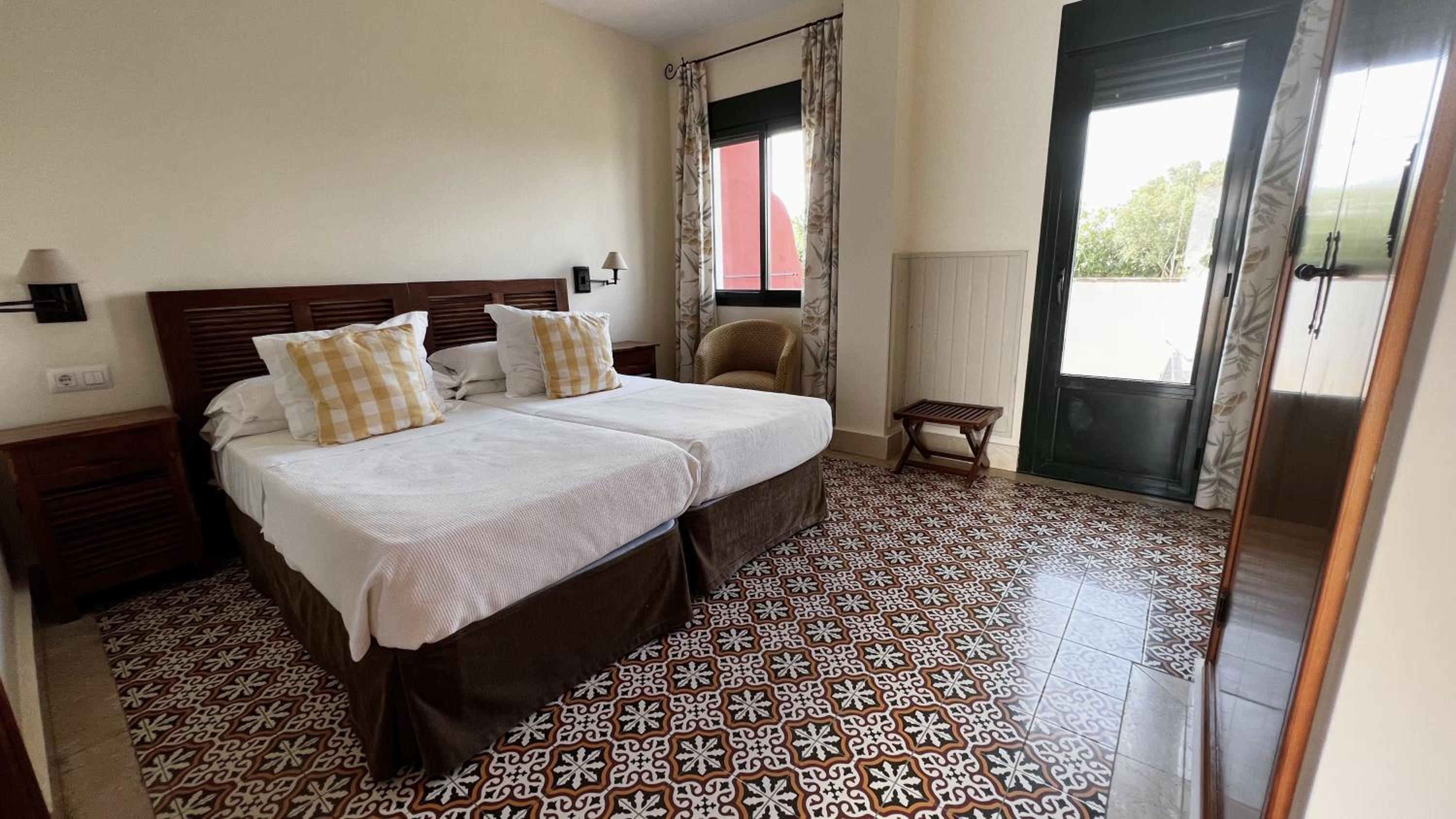 Double or Twin Room with Balcony and Sea View - Photo 11