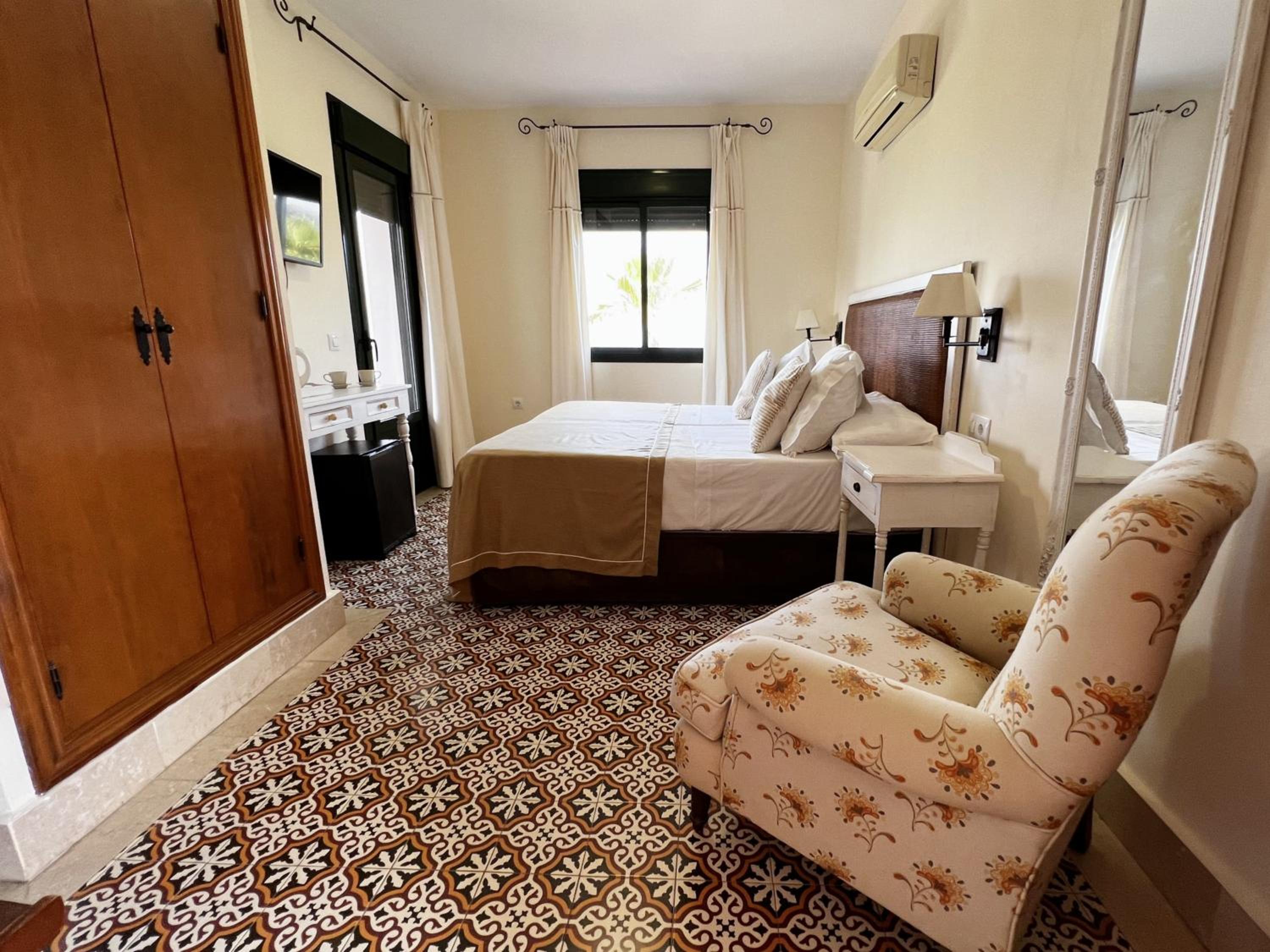 Double or Twin Room with Balcony and Sea View - Photo 10