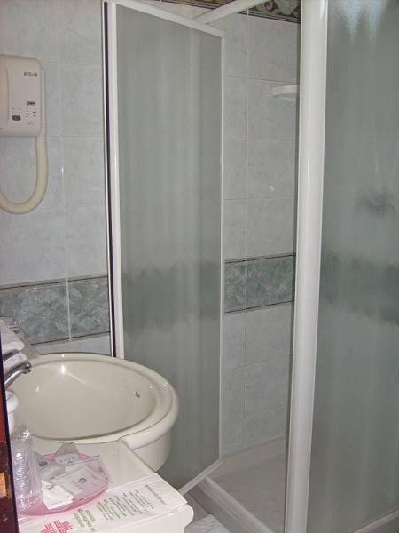 Twin Room - Photo 4