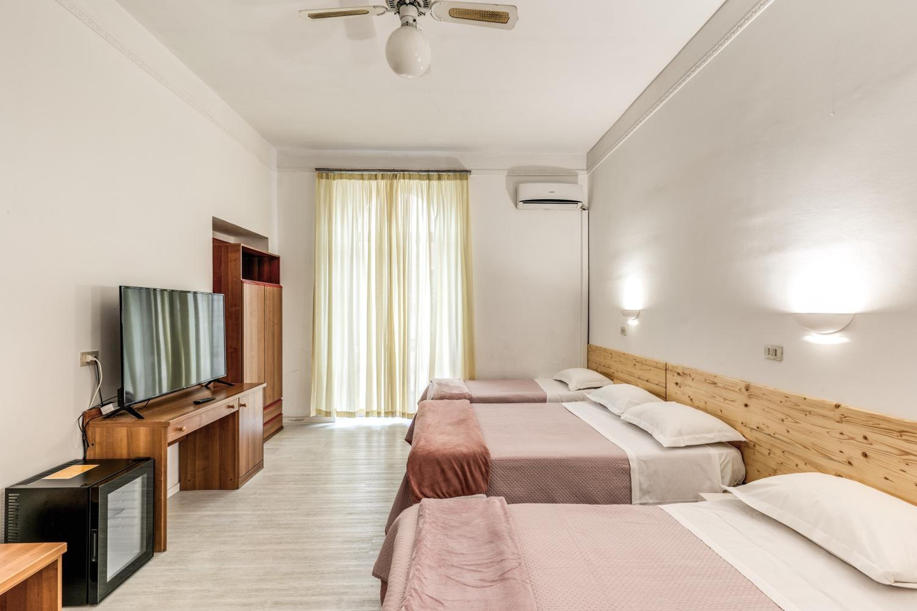 Quadruple Room - Photo 2