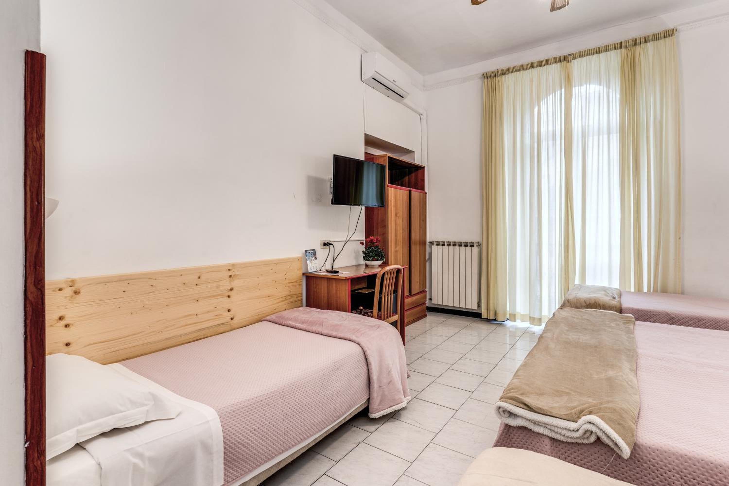 Quadruple Room - Photo 7