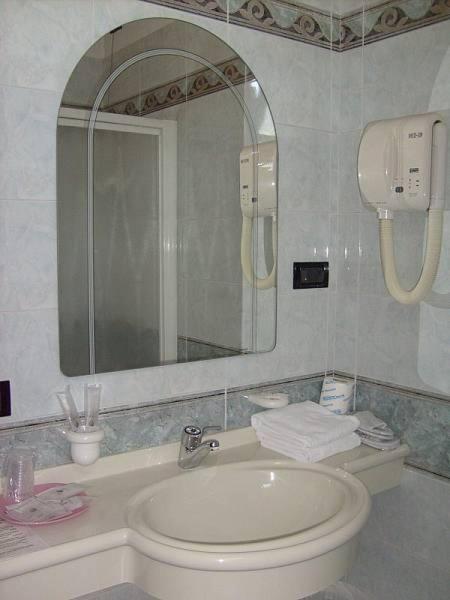 Twin Room - Photo 5