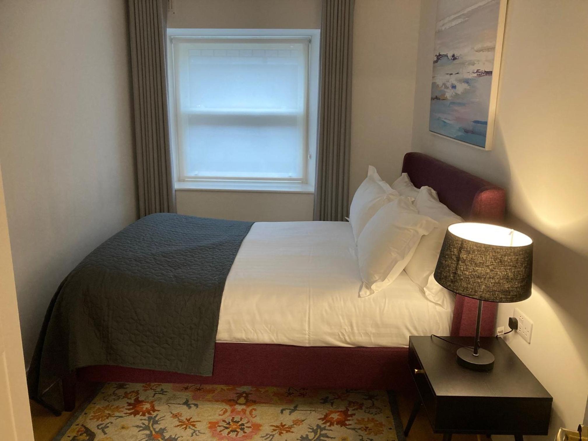 Deluxe Two Bedroom Apartment, Lower Ground Floor Off Site Stairs Only