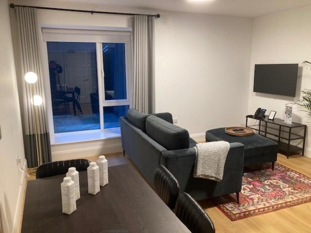 Deluxe Two Bedroom Apartment, Lower Ground Floor Off Site Stairs Only