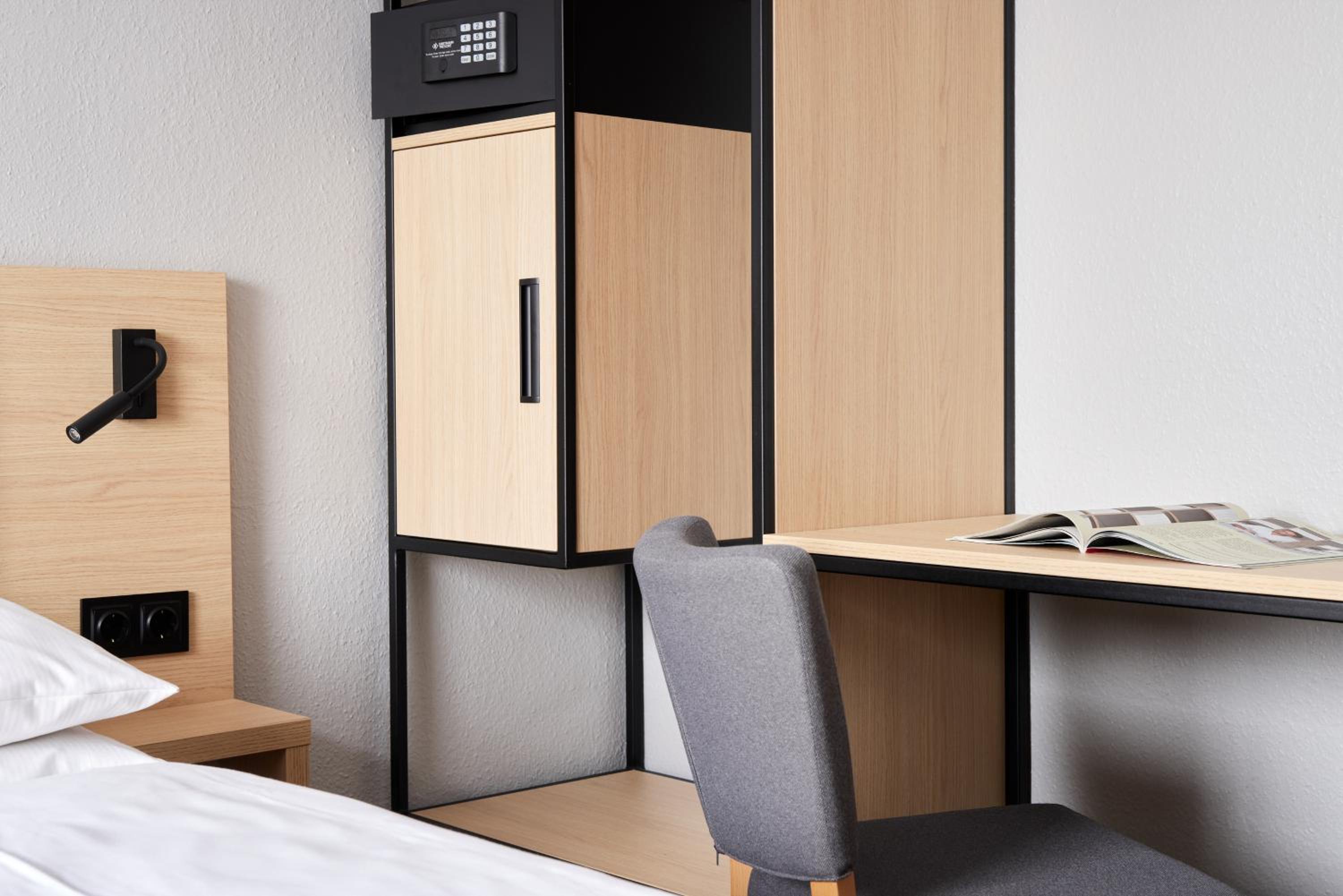 Standard Double Room thumbnail 5