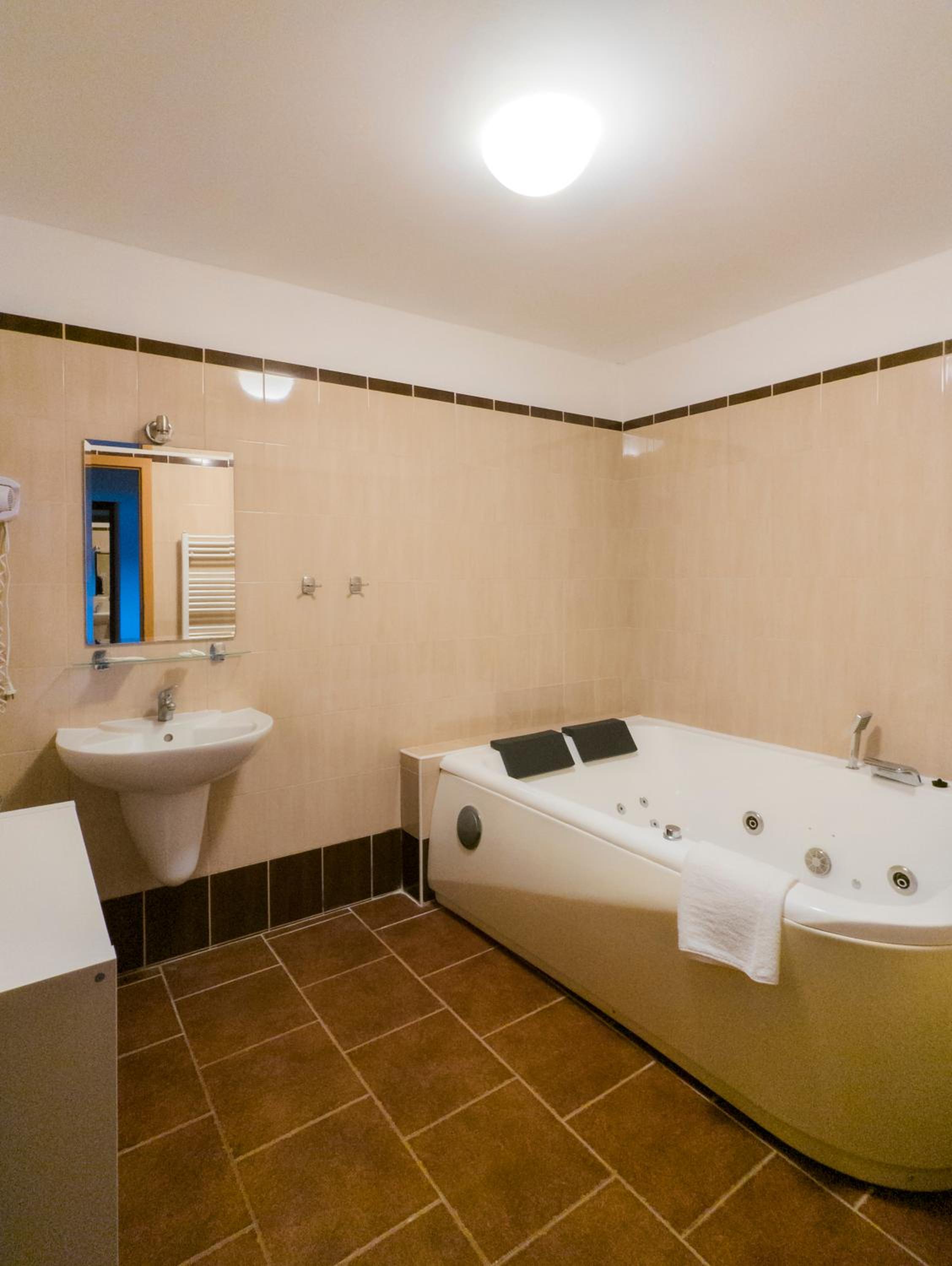 Deluxe Double or Twin Room with Spa Bath photo 3
