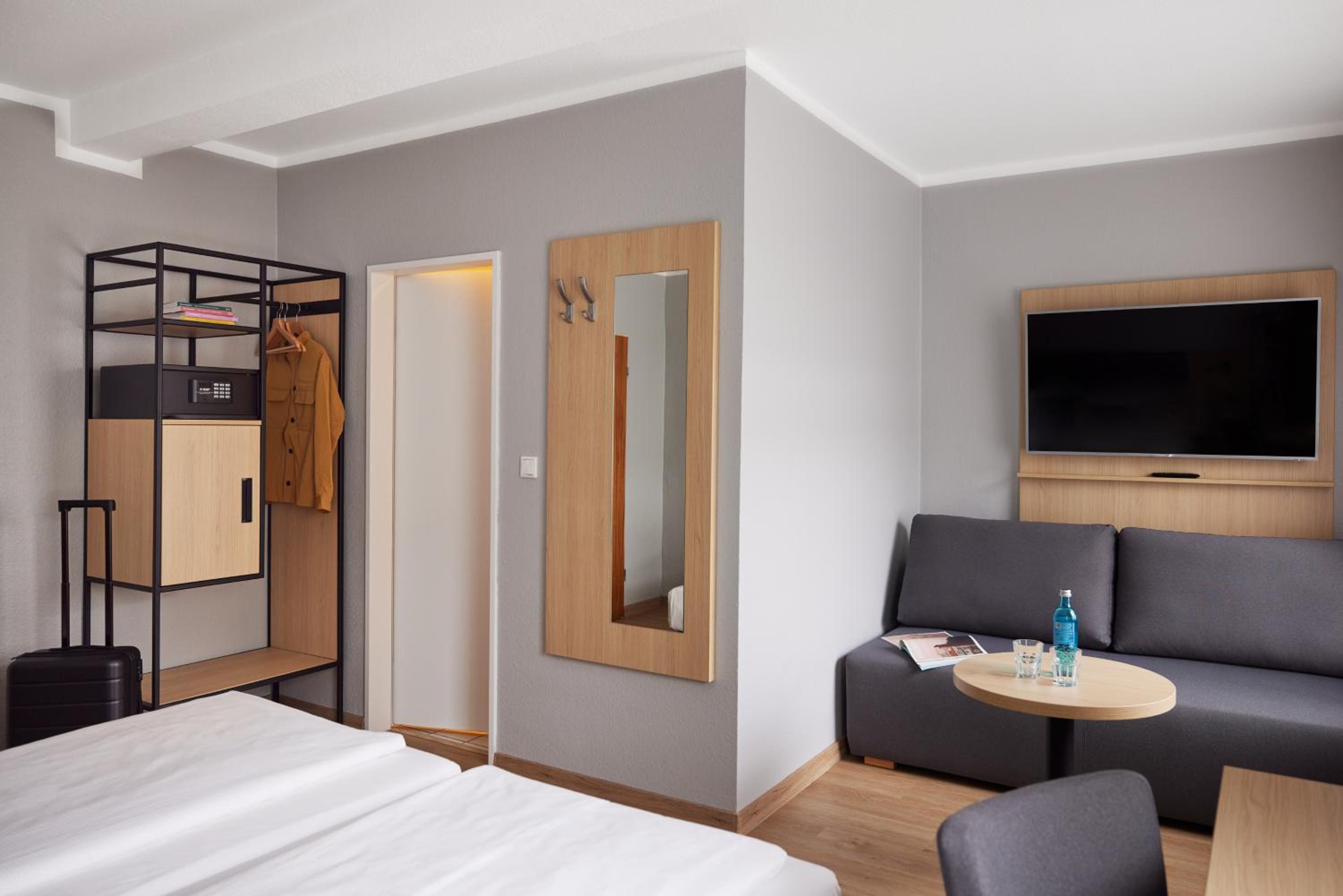 Triple Room thumbnail 6