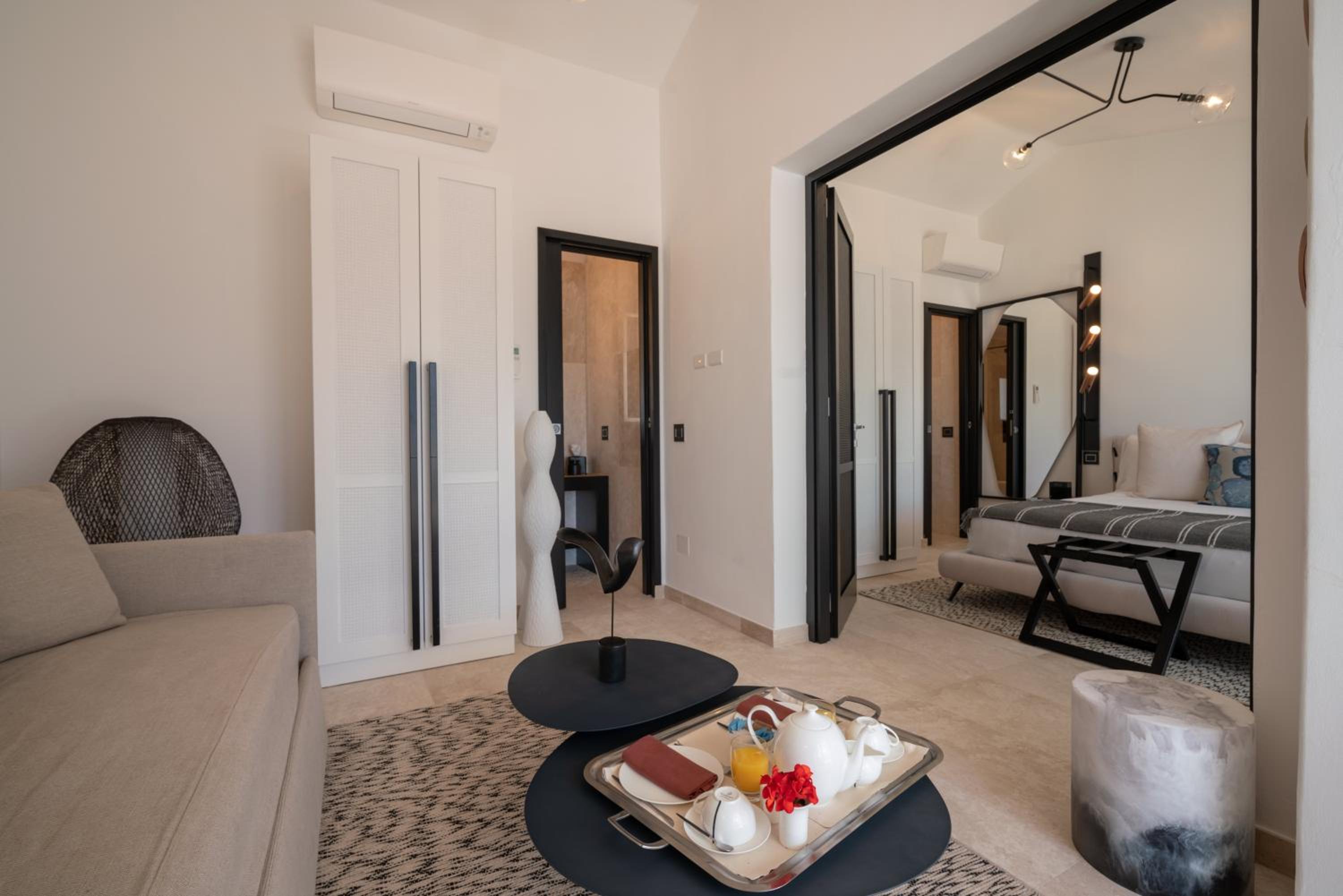 One-Bedroom Deluxe King Suite with Sea View - Photo 4