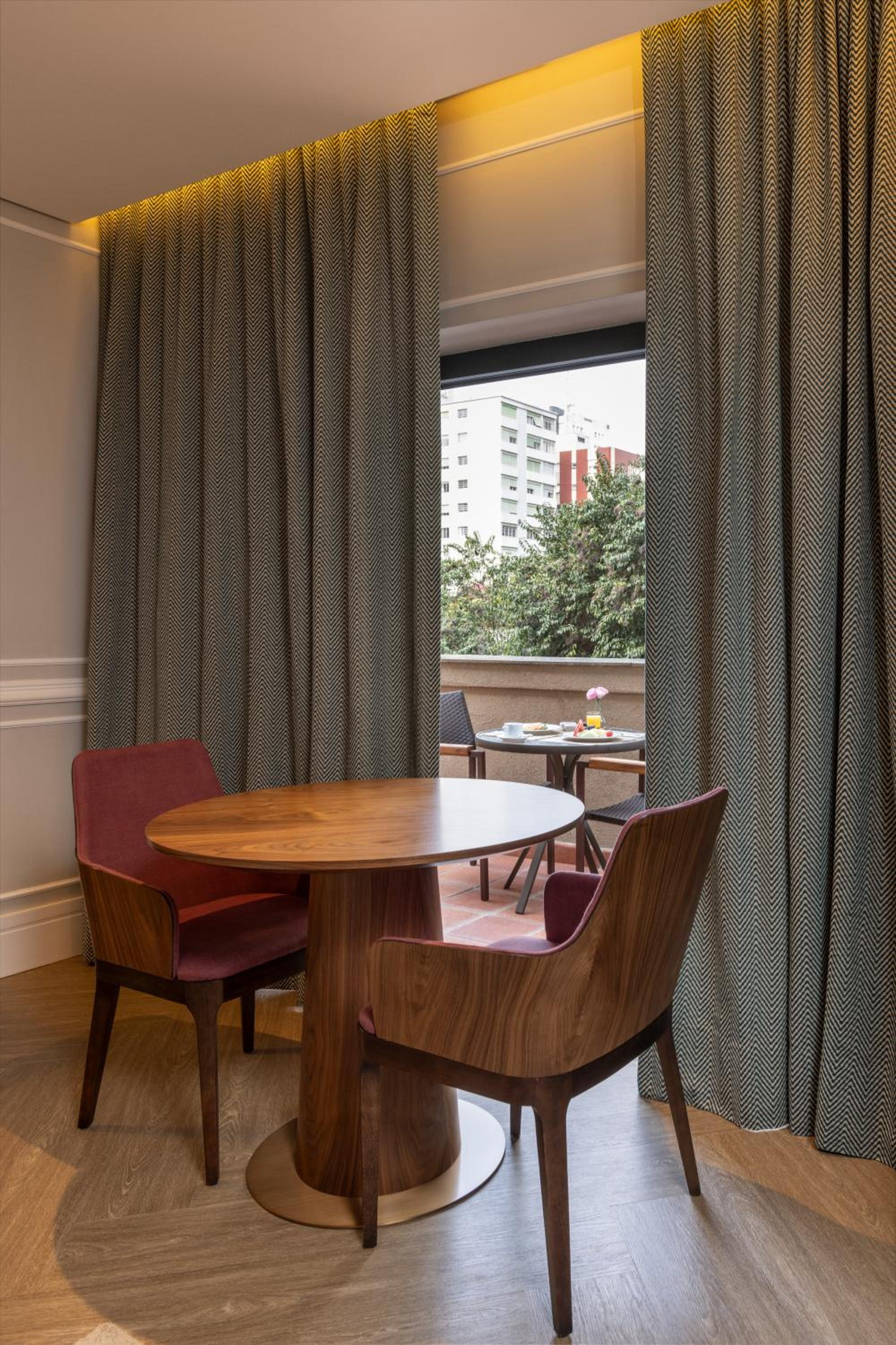 Junior Suite with Balcony - Photo 4