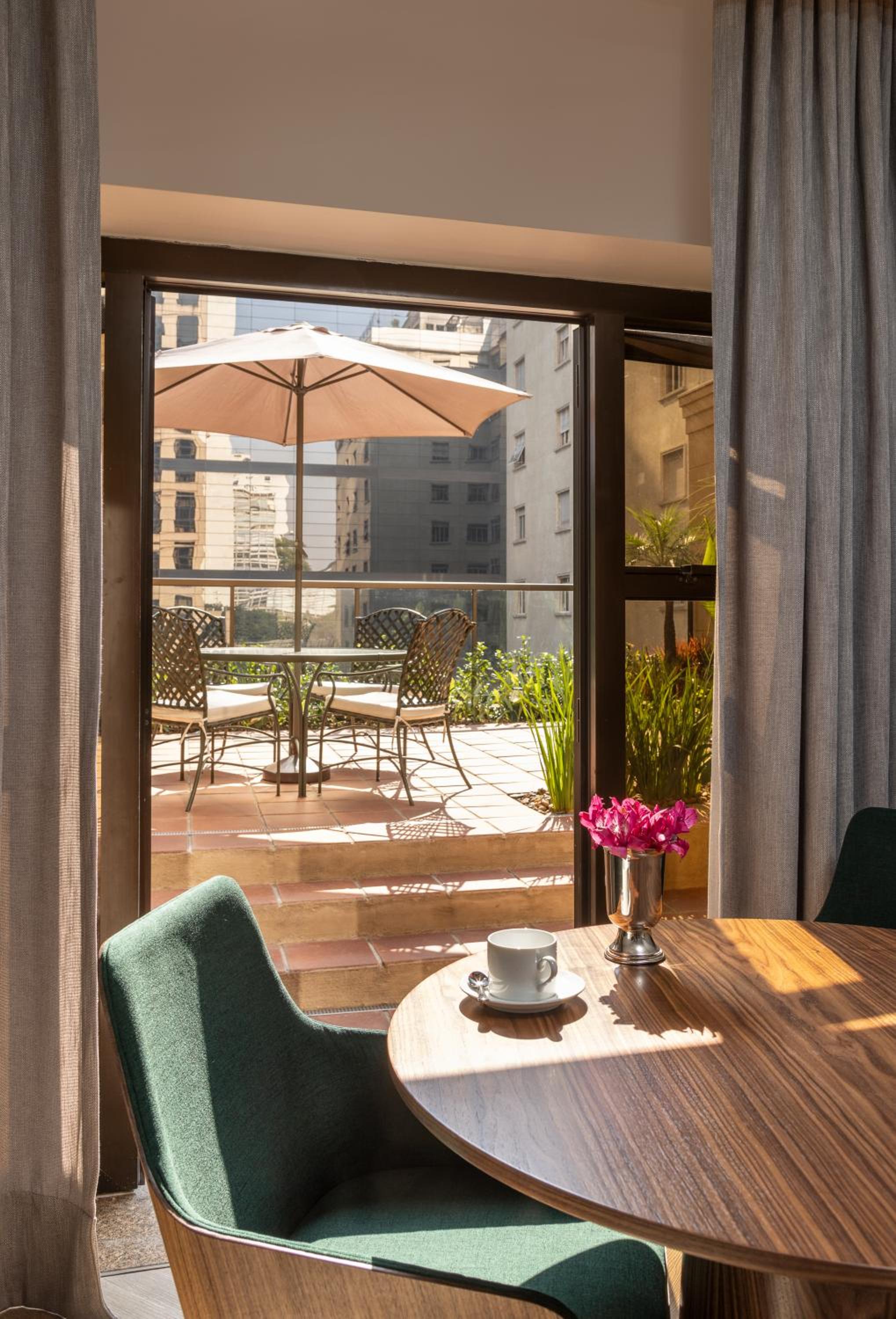 Executive Double Room with Balcony - Photo 2