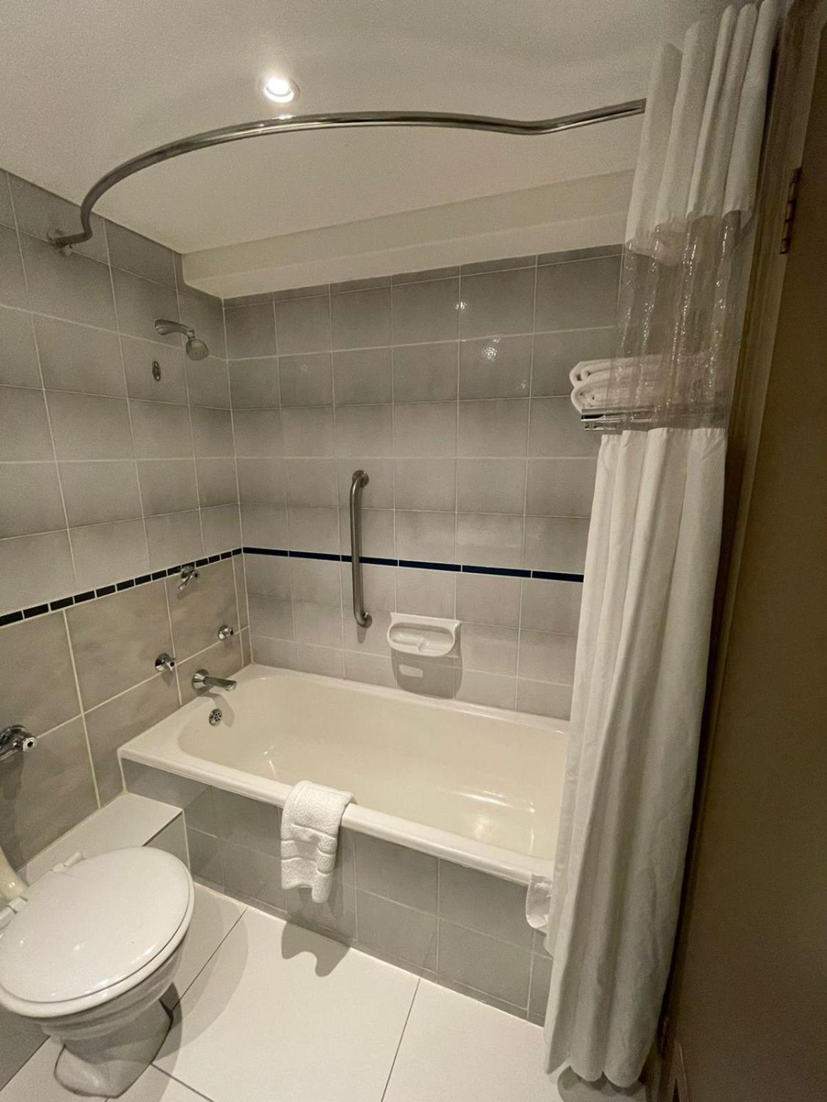Standard Queen Room - Non-Smoking